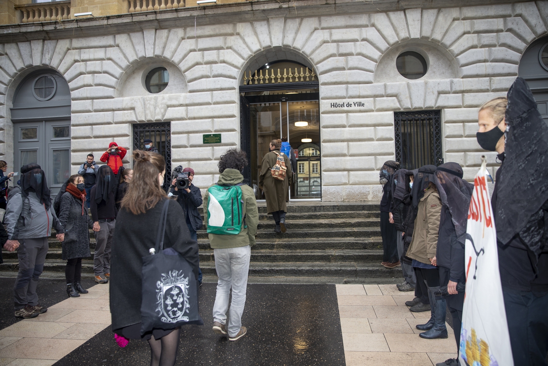 Les prévenus ont été soutenus par plusieurs dizaines d'activistes tout au long de la journée d'audience. Là, à leur arrivée au tribunal.