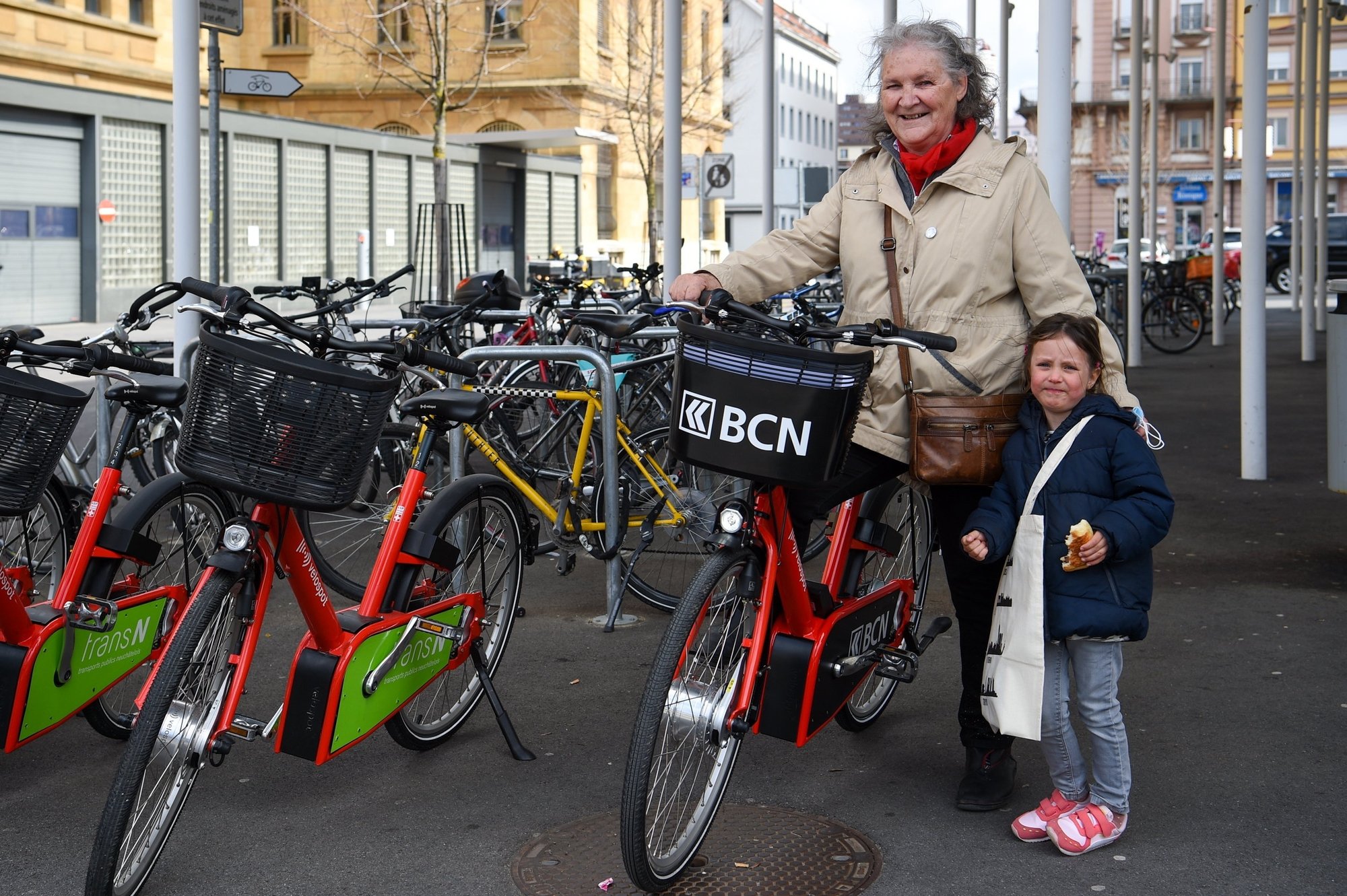 Marylise Ballarin-Devins, ici en compagnie de sa petite-fille, est la lauréate du concours de slogans organisé par la Ville pour la promotion des vélos en libre-service.