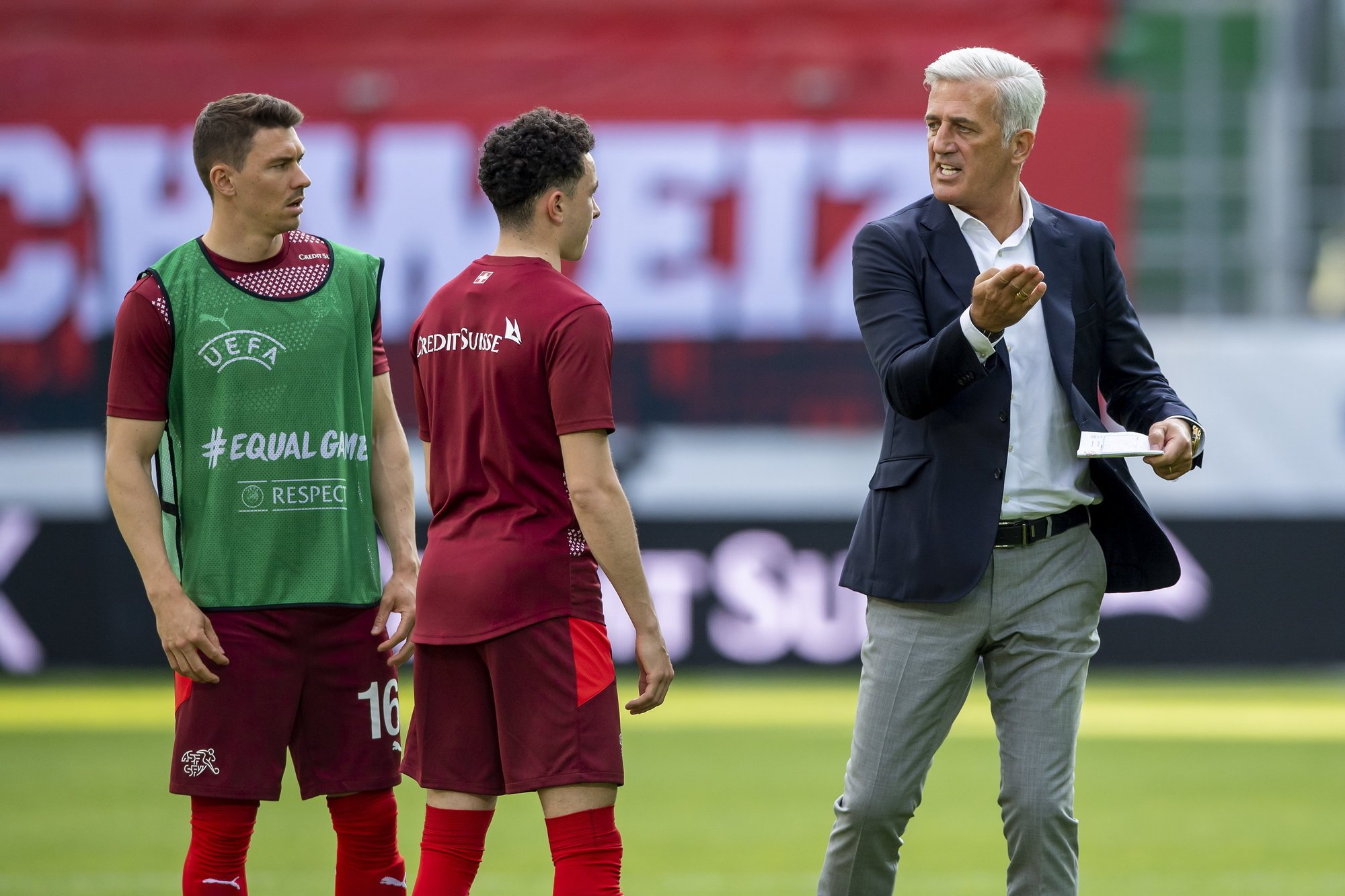 Le sélectionneur Vladimir Petkovic donne ses conseils aux "néophytes" Christian Fassnacht (à gauche) et Ruben Vargas. (KEYSTONE/Peter Schneider).