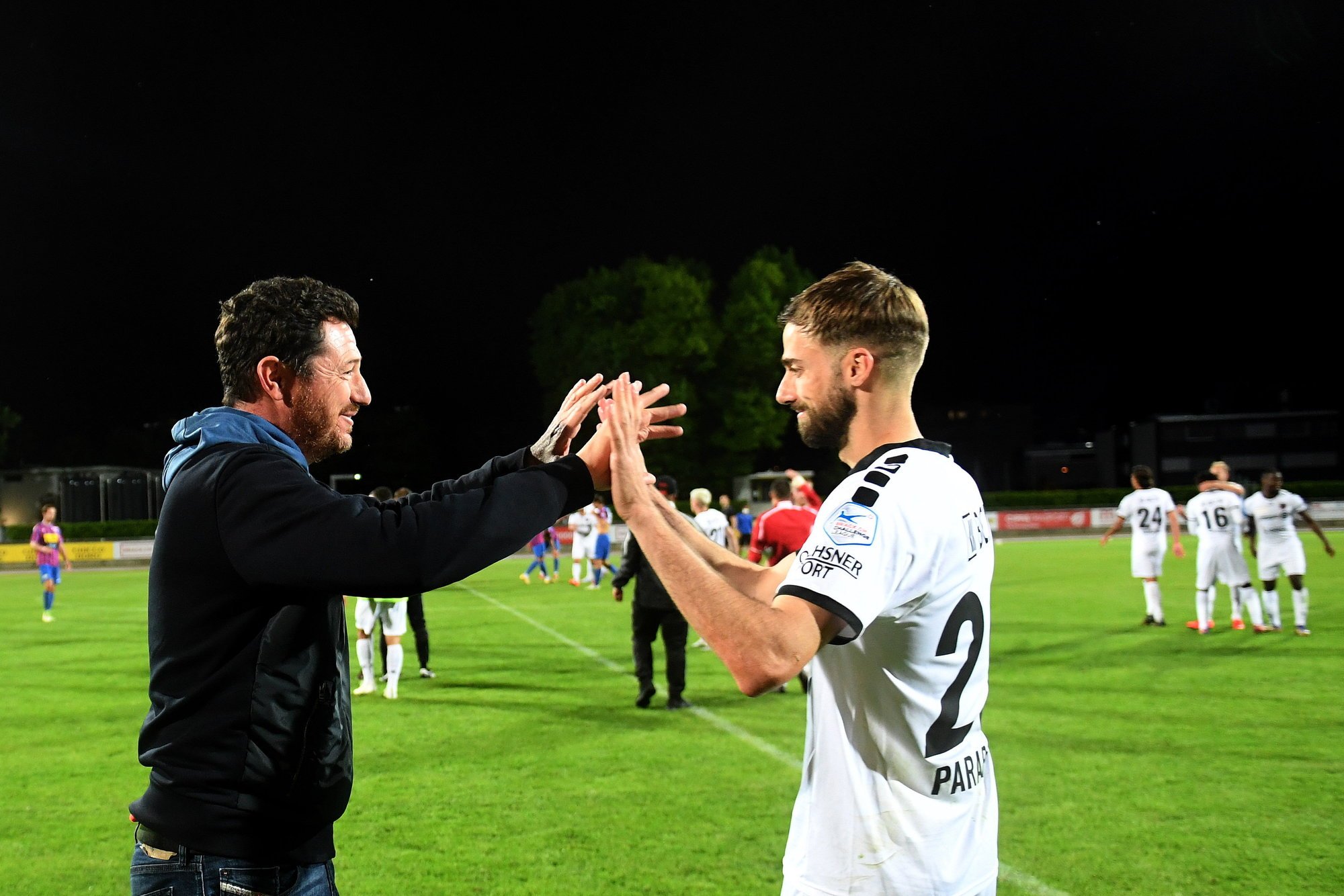 Andrea Binotto (à gauche) félicite et remercie Juan Manuel Parapar, seul buteur xamaxien ce jeudi soir à Chiasso.