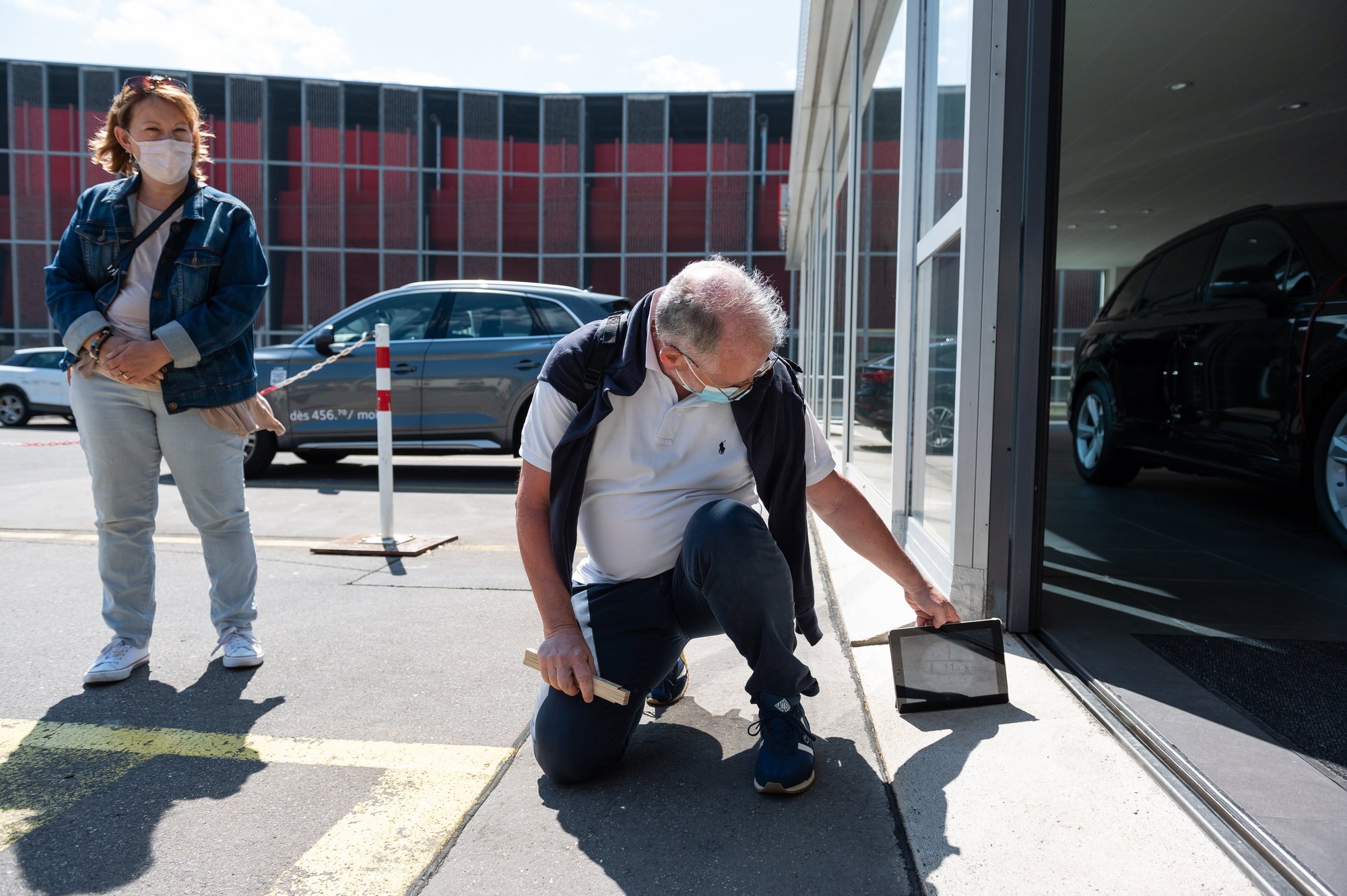 Une équipe de Pro Infirmis collecte des données sur l'accessibilité des bâtiments. Ici, à l'entrée du garage Senn, à Neuchâtel, on mesure la pente.

Neuchatel, le 29 mai 2021
Photo: Lucas Vuitel