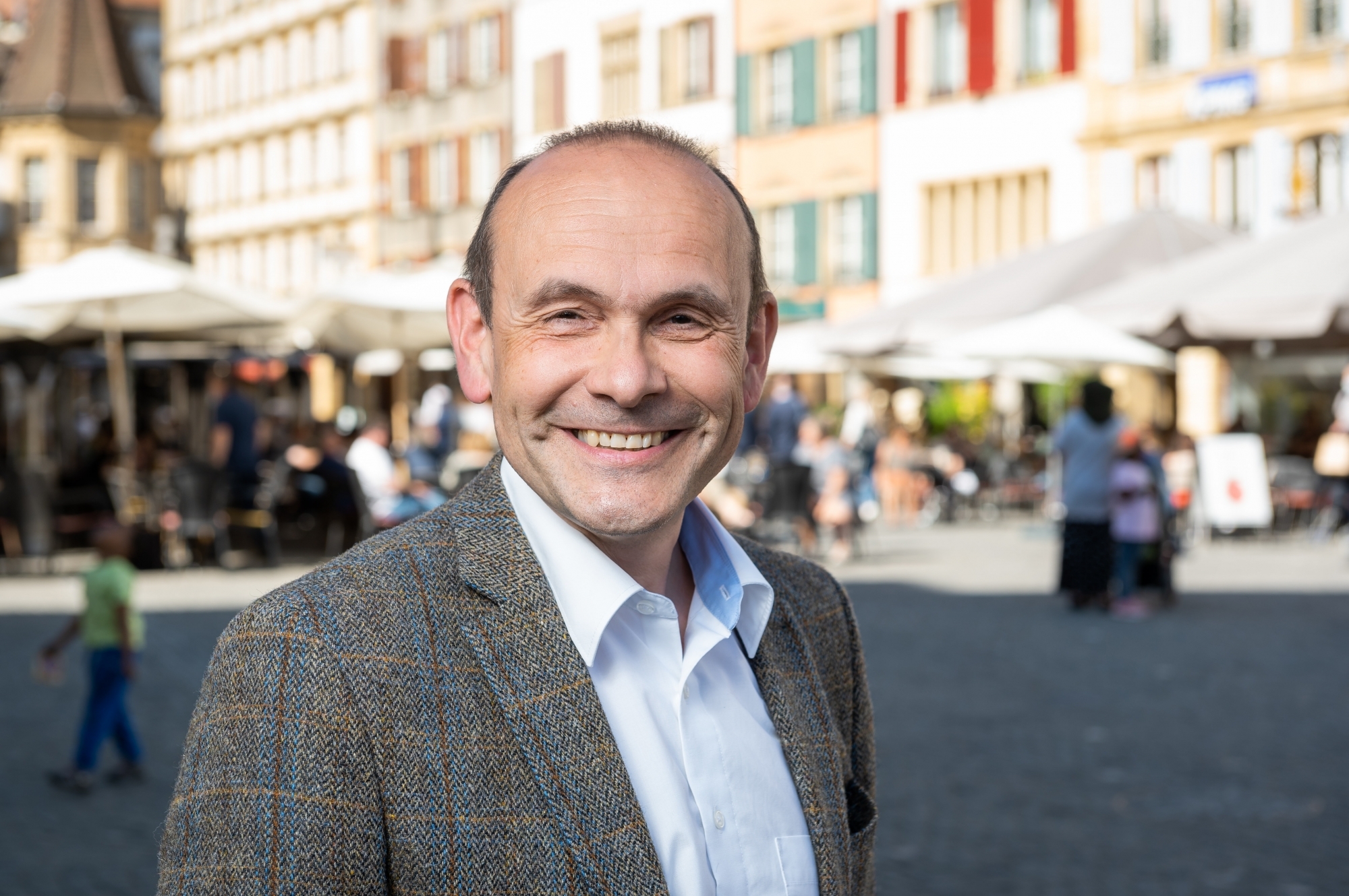 "J’ai l’impression d’avoir trois jobs" confie Mauro Moruzzi, conseiller communal de Neuchâtel.
