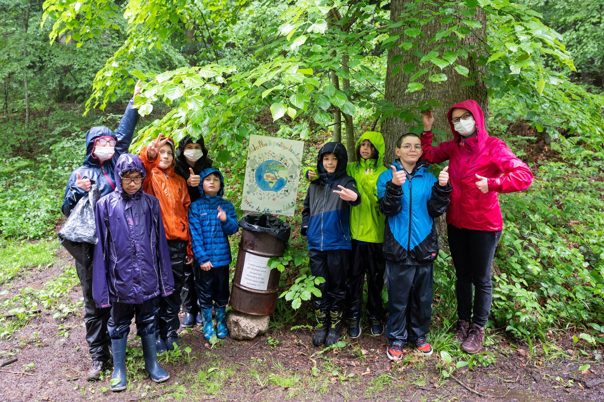 Une fois par semaine, les sept "poubellieurs" vont vider la poubelle installée à la forêt du Vanel, accompagnés de leurs enseignantes.