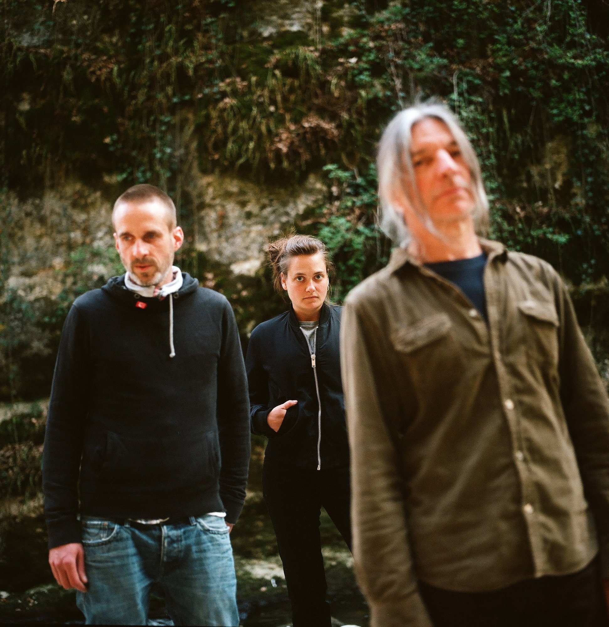 Nicolas Pittet, Emilie Zoé et Franz Treichler (de g. à dr.) ont enregistré eux-mêmes les sept titres du disque dans le local des Young Gods, à Genève.