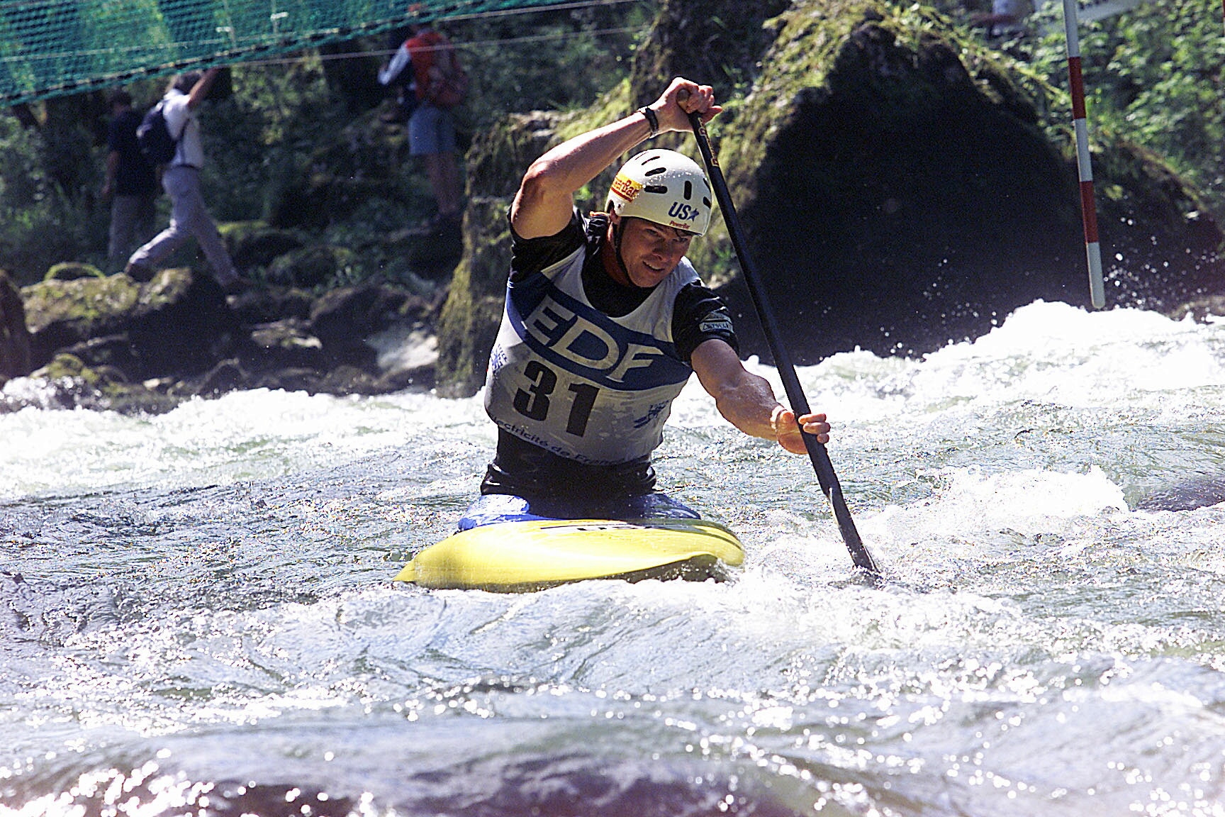 Les kayakistes, ici lors d'une épreuve de Coupe de monde à Goumois, pourront plus facilement pratiquer leur sport sur le Doubs en été.