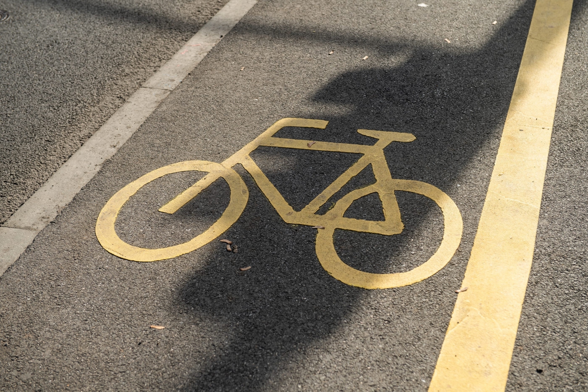 Le cycliste a chuté à la rue Maillefer à Neuchâtel.