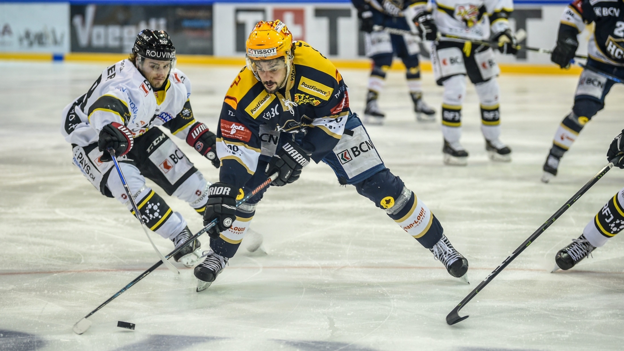 Tim Coffmann (à droite), ici au duel avec l'Ajoulot Sandro Forrer, affrontera bien le HCC la saison prochaine.