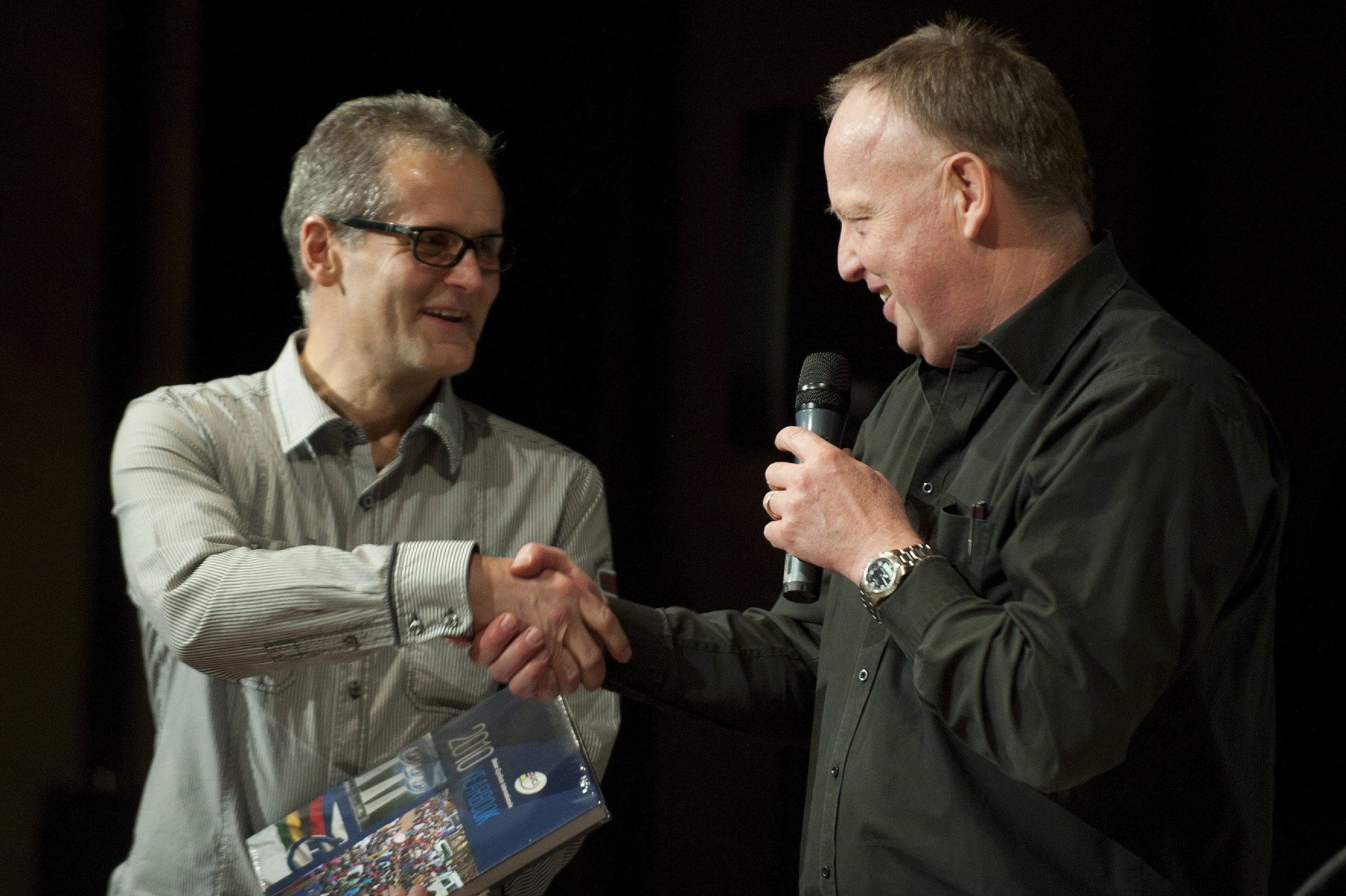 En 2011, Jean-Marc Divorne (à gauche) avait reçu une distinction des mains de Robert Dill-Bundi, lors d'une soirée de gala pour fêter les 10 ans du Zeta Cycling Club.