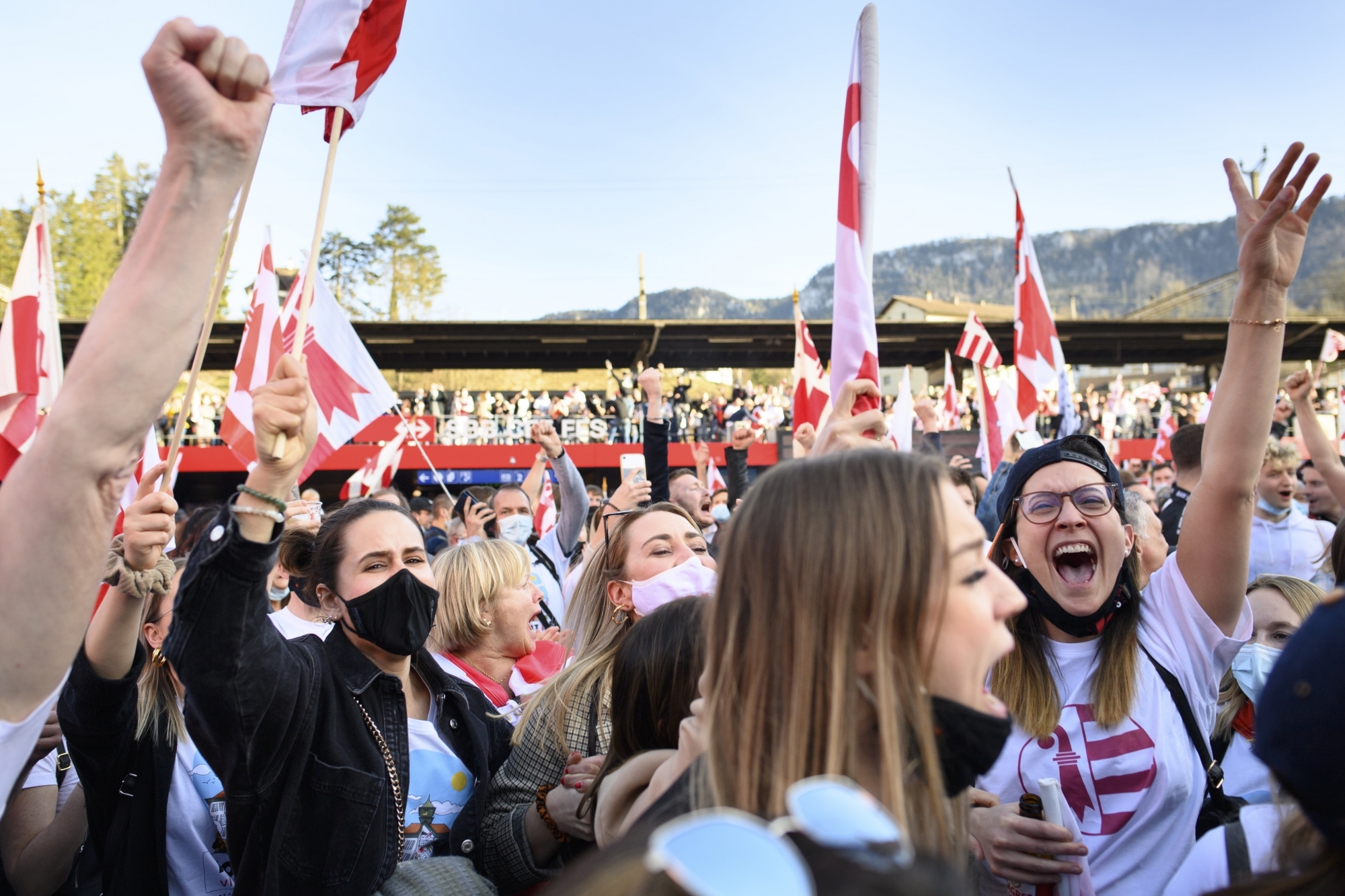 Les pro-jurassiens célèbrent le oui  à l'appartenance jurassienne, lors de l'annonce du résultat du vote le dimanche 28 mars 2021 à Moutier. 