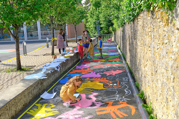 Pas de cortège, mais des œuvres à admirer autour des établissements de la commune fusionnée. Ici, au collège des Safrières à Cormondrèche.