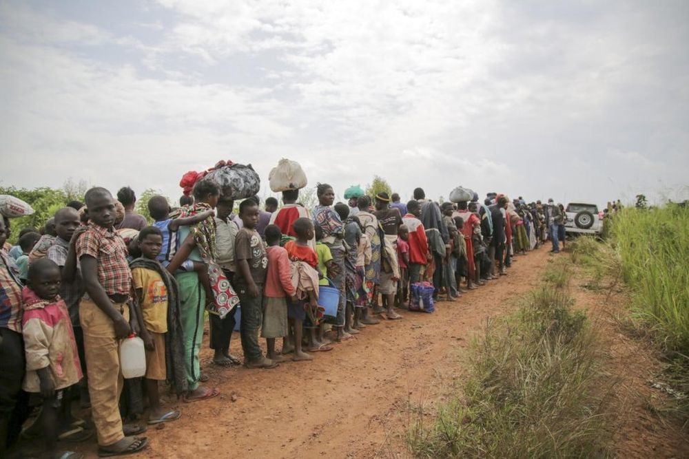 Des demandeurs d’asile congolais en attente de passer les contrôles de sécurité et de santé à Zombo, près de la frontière entre l’Ouganda et la République démocratique du Congo.