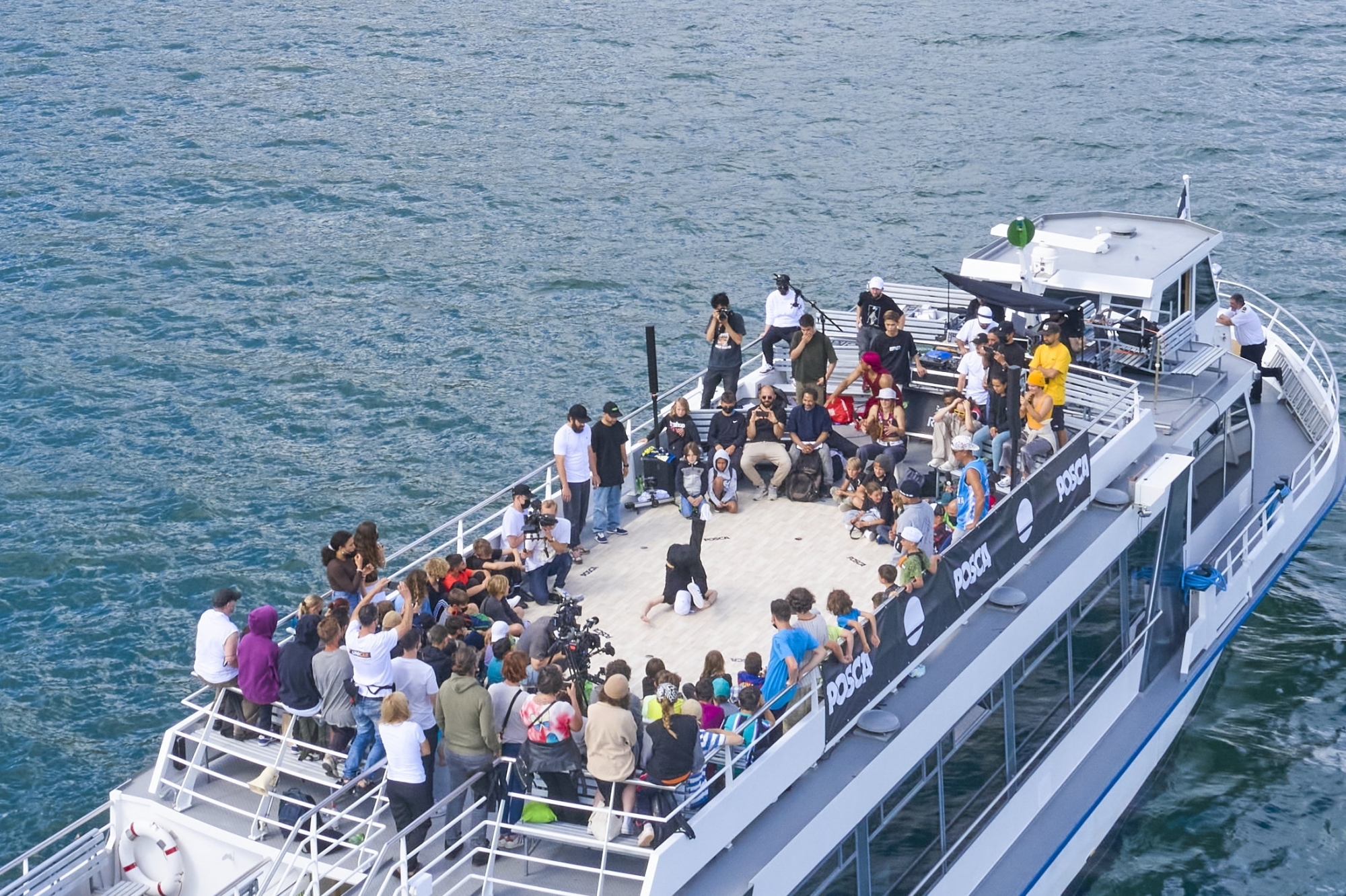 Des danseurs s'affrontant sur un bateau: en voilà une scène inhabituelle!