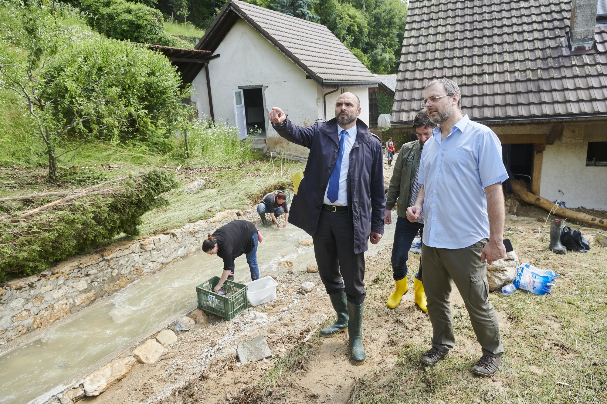 L'ingénieur cantonal Nicolas Merlotti, à droite, était à Cressier au lendemain des inondations, ici avec le conseiller d'Etat Laurent Favre.