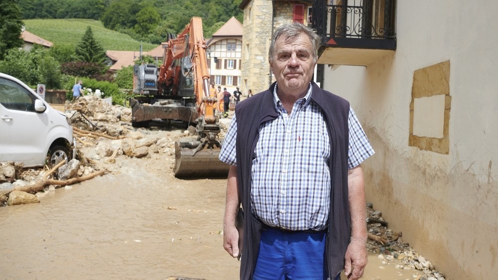 Jean Bernard Simonet, président de la commune de Cressier, dans les rues dévastées du village.