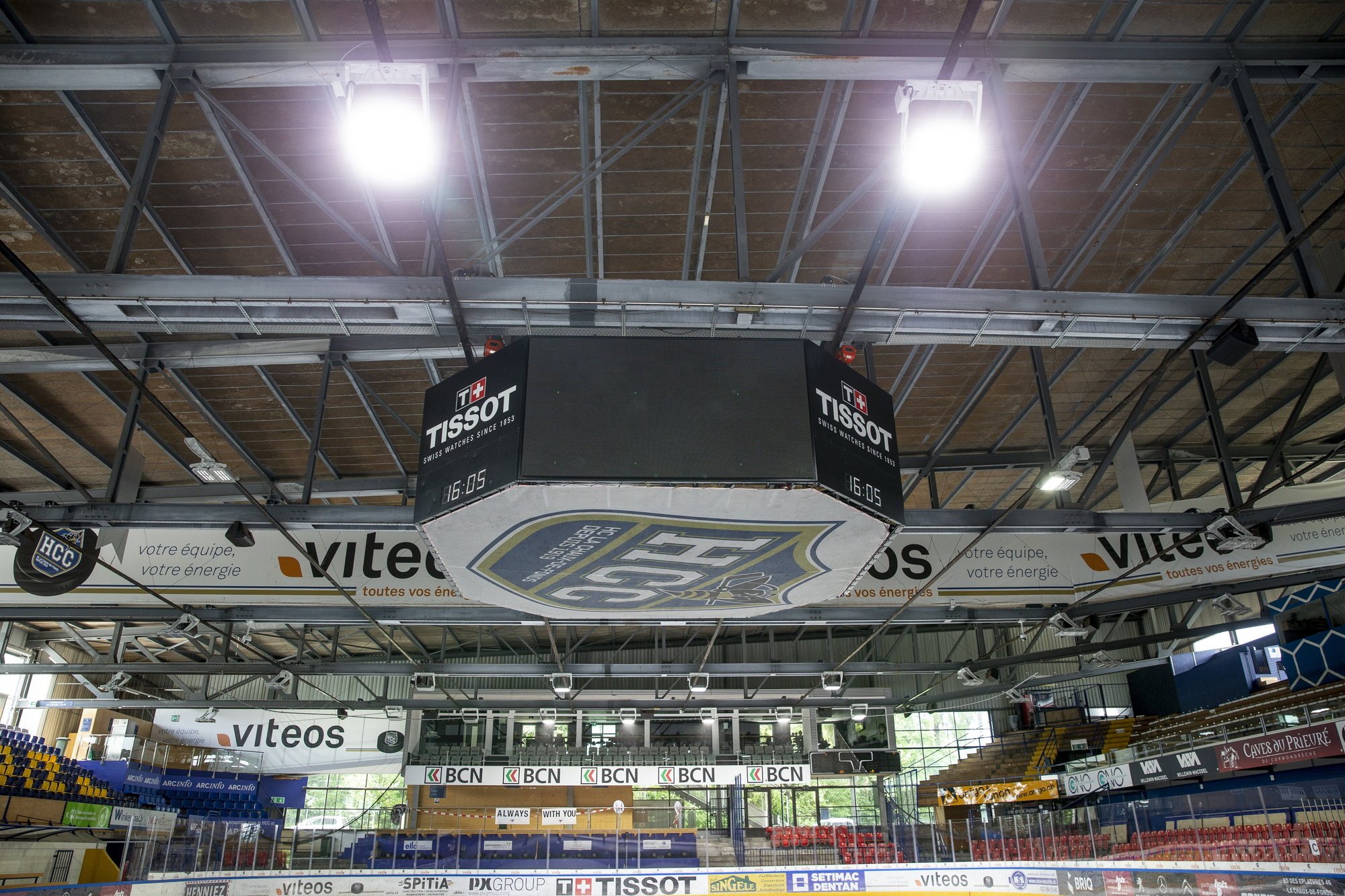 La Chaux-de-Fonds: pleine puissance pour deux des 56 nouvelles lampes de la patinoire des Mélèzes.