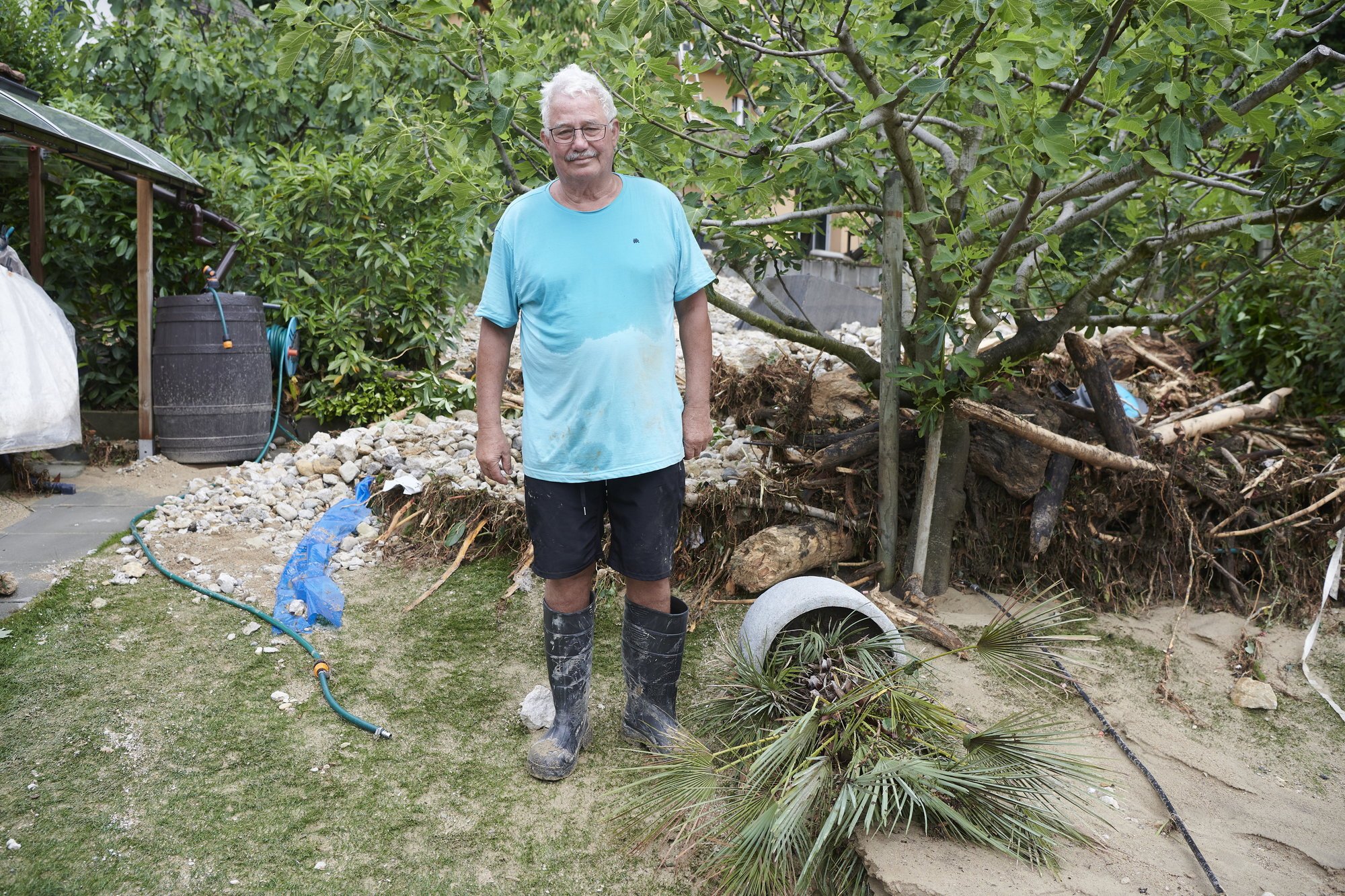 Raymond Fuchs dans son jardin dévasté de la rue du Vieux-Moulin.