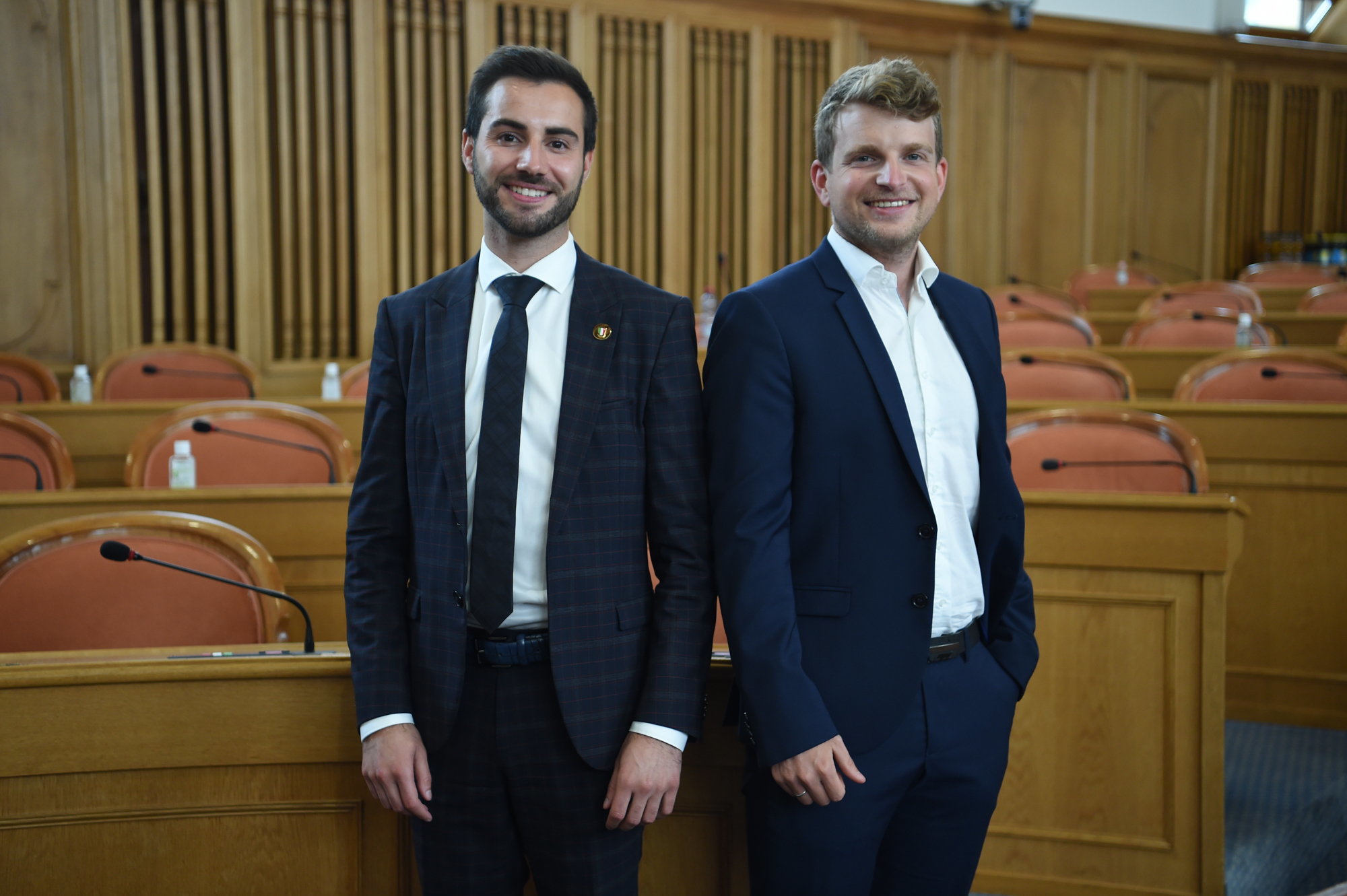 Quentin Di Meo (à g.) et Baptiste Hunkeler dans la salle du Grand Conseil, à Neuchâtel.