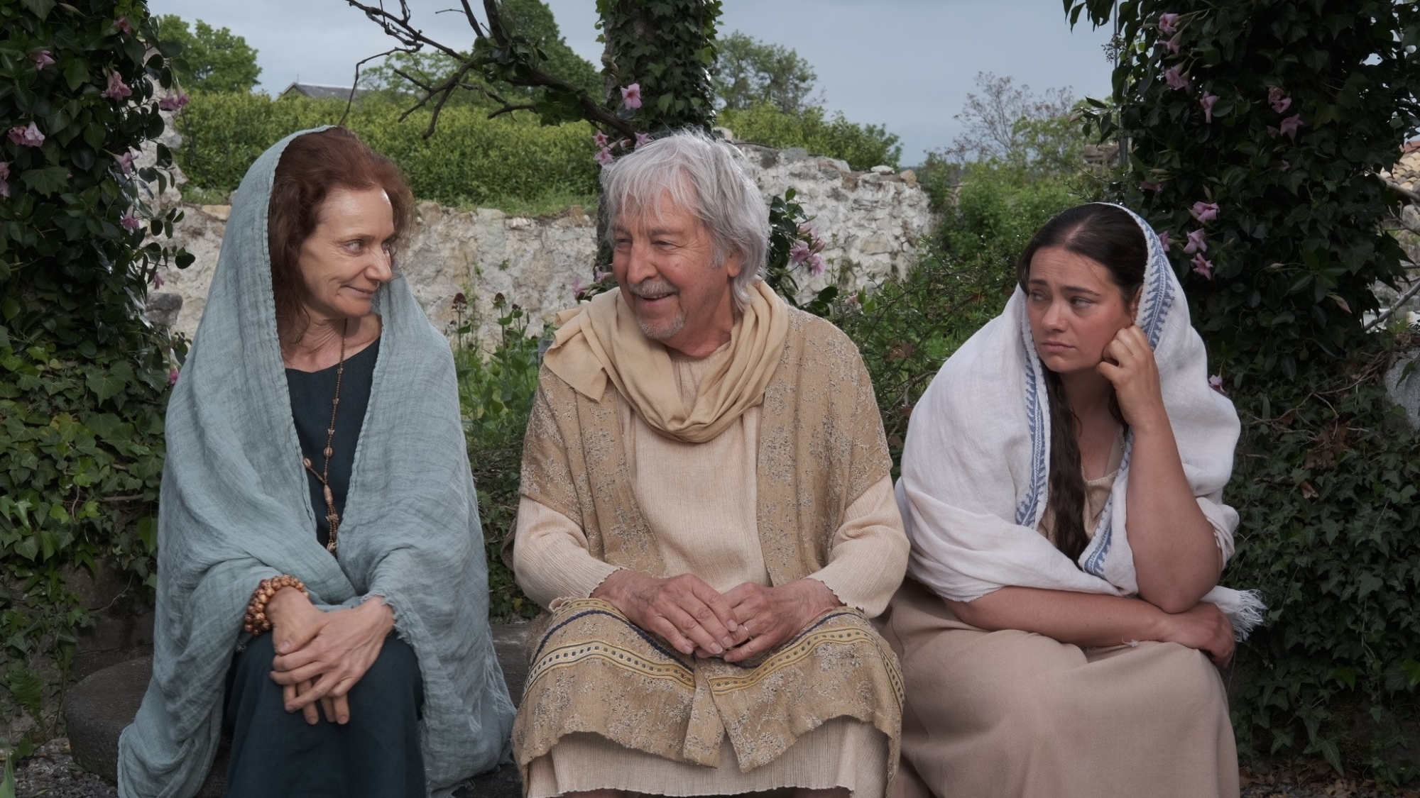 Garance La Fata (à droite), en Marie-Madeleine, aux côtés de Joëlle Séchaud qui interprète sa mère, et Henri Dès, dans la peau d'un veuf.