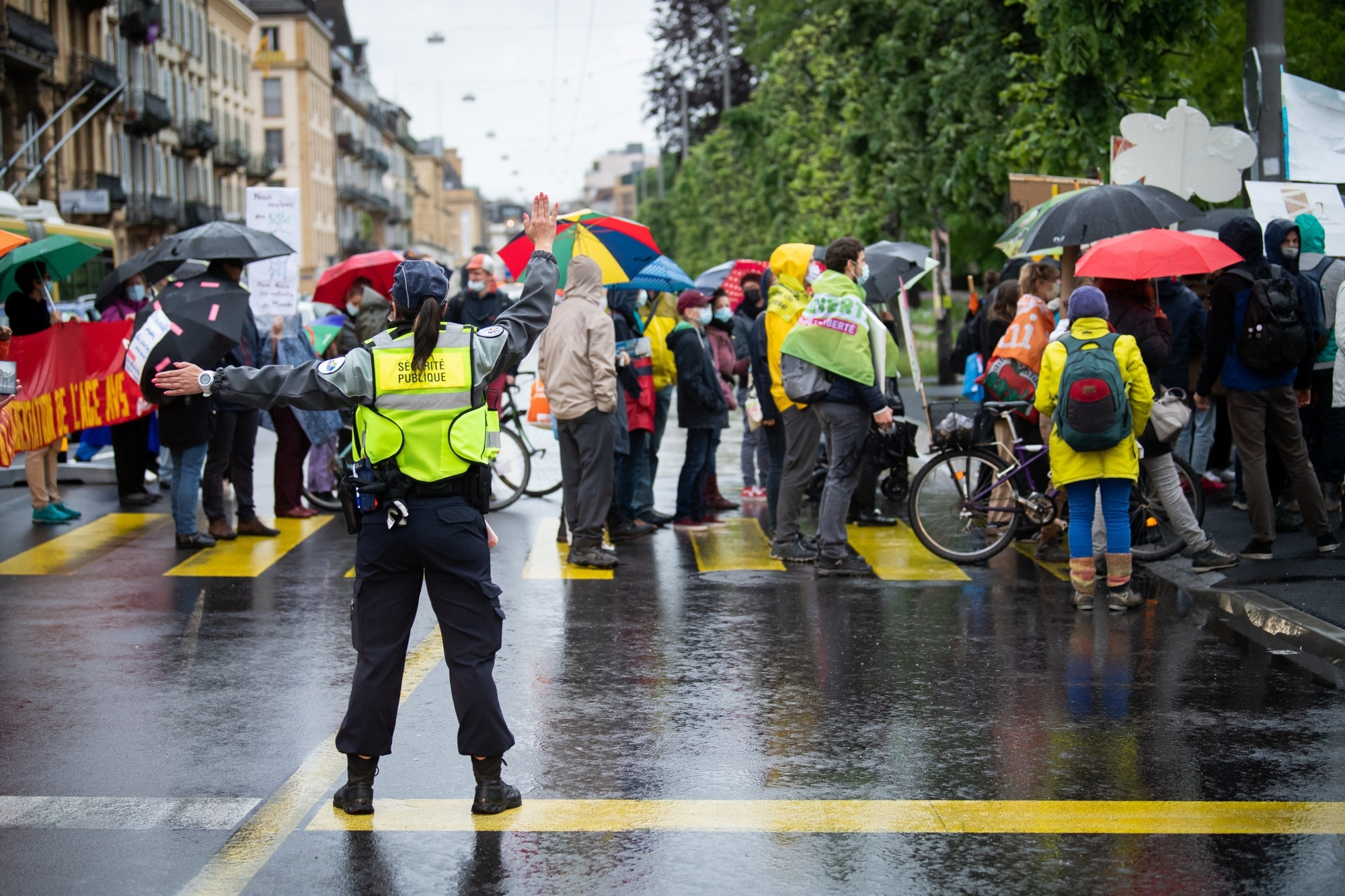 Le Grève pour l’avenir a traversé l'avenue du 1er-Mars, mais elle n'a pas pu l'emprunter dans le sens de la longueur.