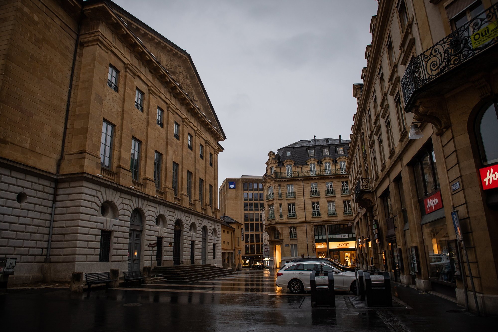 Vendredi 21 mai, Neuchâtel n'a pas allumé les lumières de l'hôtel de ville (à gauche), à l'occasion de la 10e édition de la Fête de la nature.