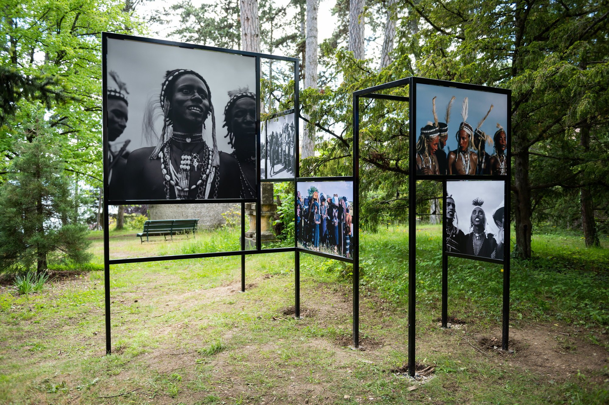 Une exposition à ciel ouvert dans le parc du musée d'ethnographie.