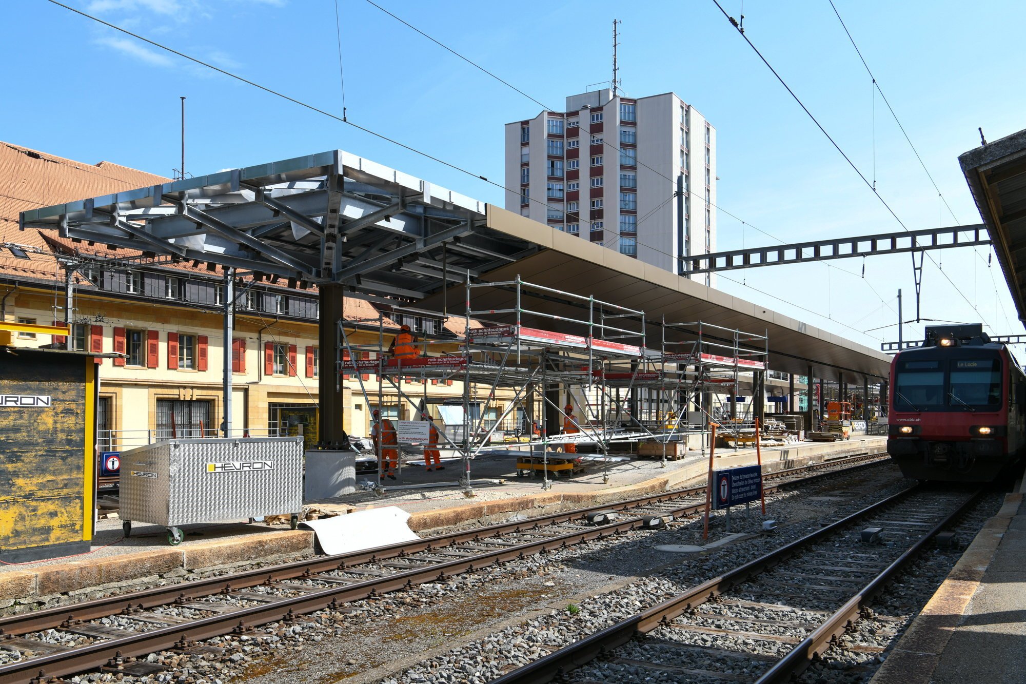 Les marquises qui dataient de plus d'un siècle sont en cours de remplacement à la gare de La Chaux-de-Fonds.