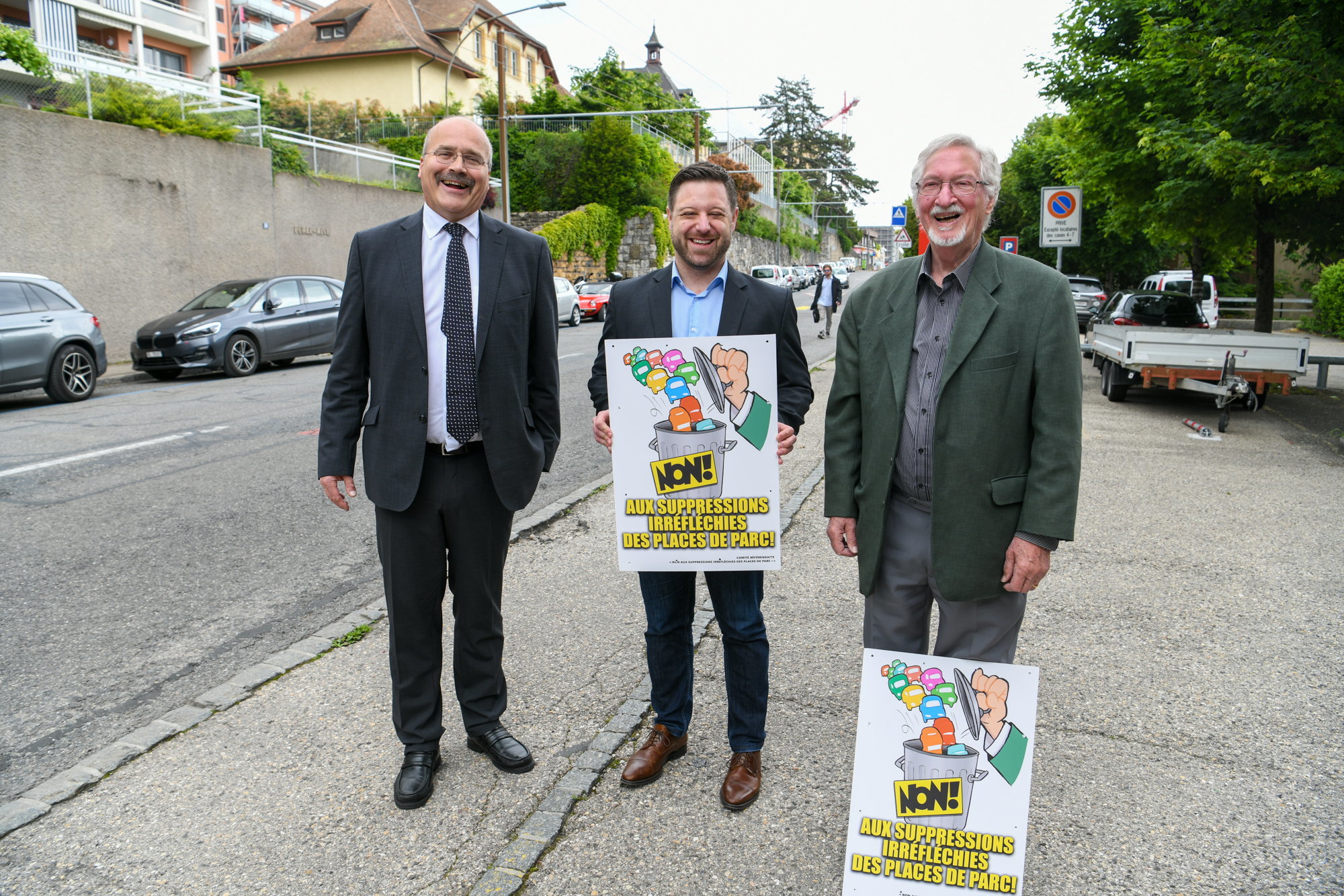 De gauche à droite: le conseiller aux Etats PLR Philippe Bauer, David Erard, président de la section Neuchâtel du TCS, et François Pahud, membre du parti Le Centre.