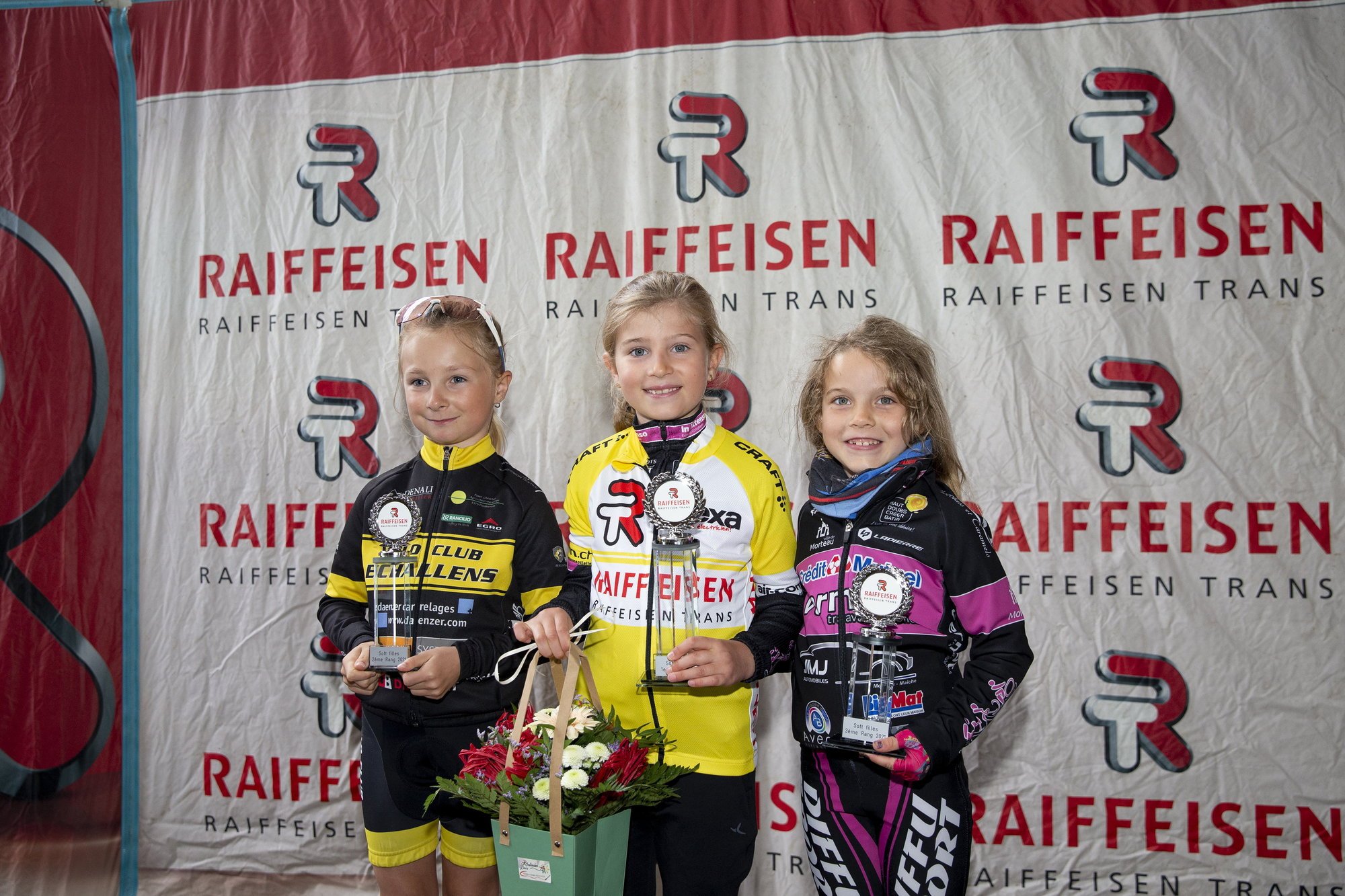 De gauche à droite: Nora Lovey, Mila Martini et Lylou Devillers. «C’était la première fois que je participais à la Raiffeisen Kid's Trans», a déclaré le maillot jaune.