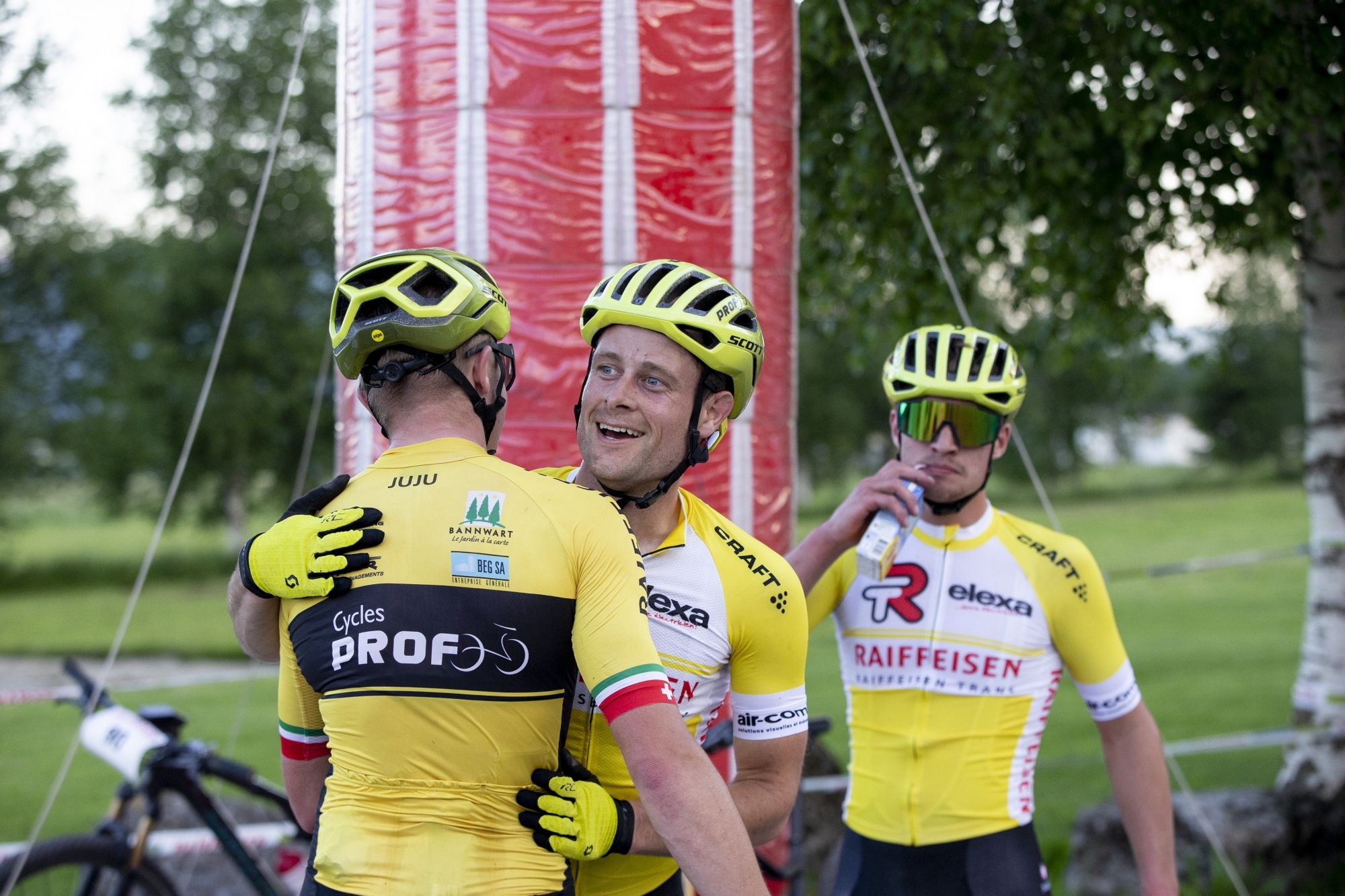 Nicolas Lüthi (de face) reçoit les félicitations d’un membre de son team «Cycles Prof».