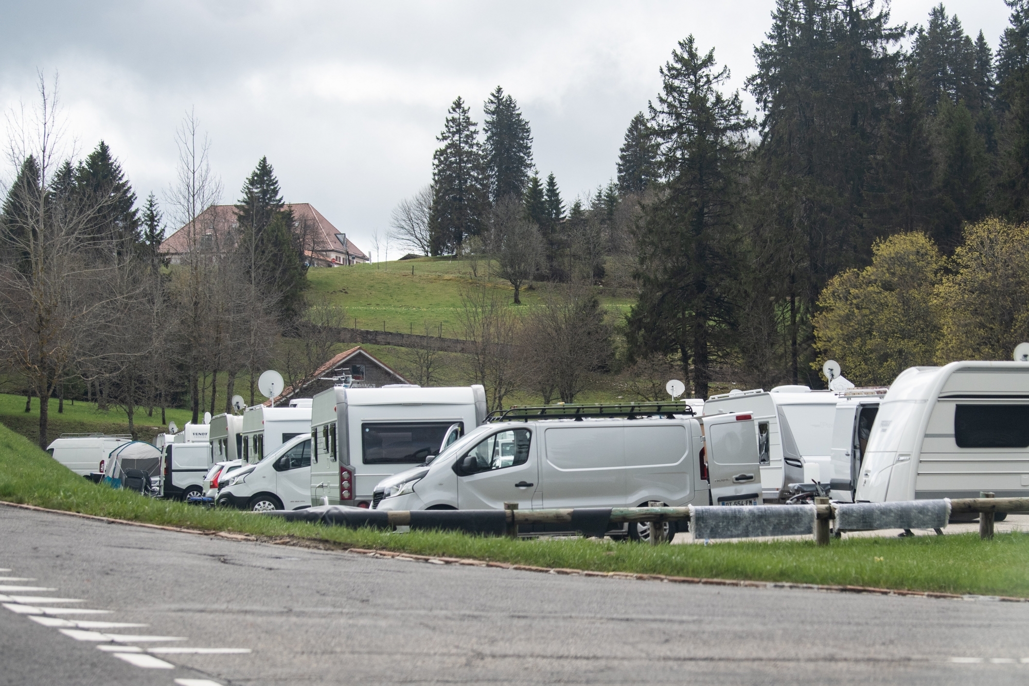 Le gouvernement neuchâtelois a clarifié la situation légale des gens du voyage installés samedi dernier à La Vue-des-Alpes.