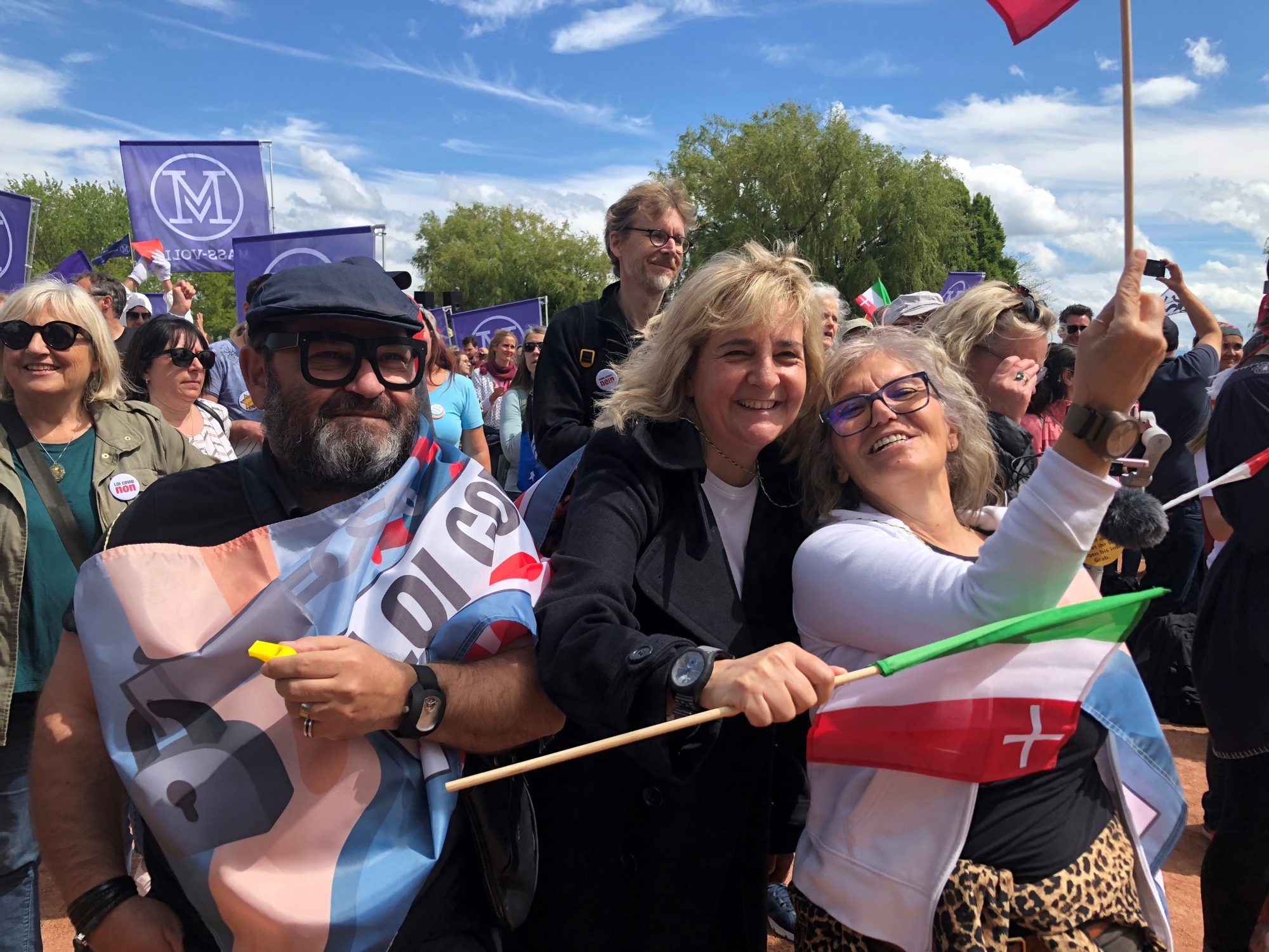 A l'instar de milliers de manifestants, les Chaux-de-Fonnières, Sonia (à droite) et Flavia, et le Vaudruzien Claudio ont contesté la loi Covid, dans une ambiance bon enfant.