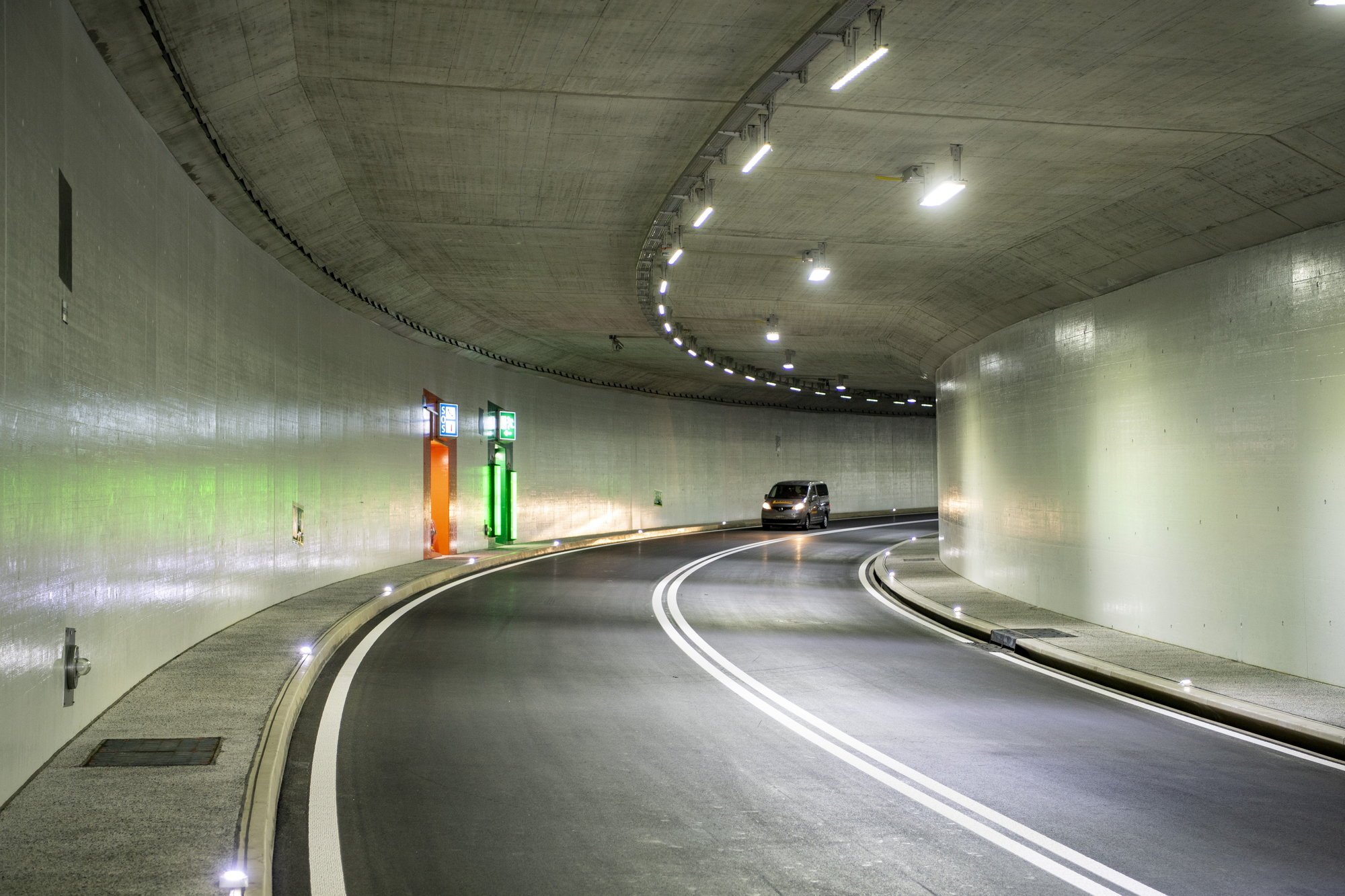 Le Vaudois, qui roulait sur l'A5 en direction de Lausanne, a été arrêté par un employé du service des routes dans le tunnel de Gorgier (image d'illustration).