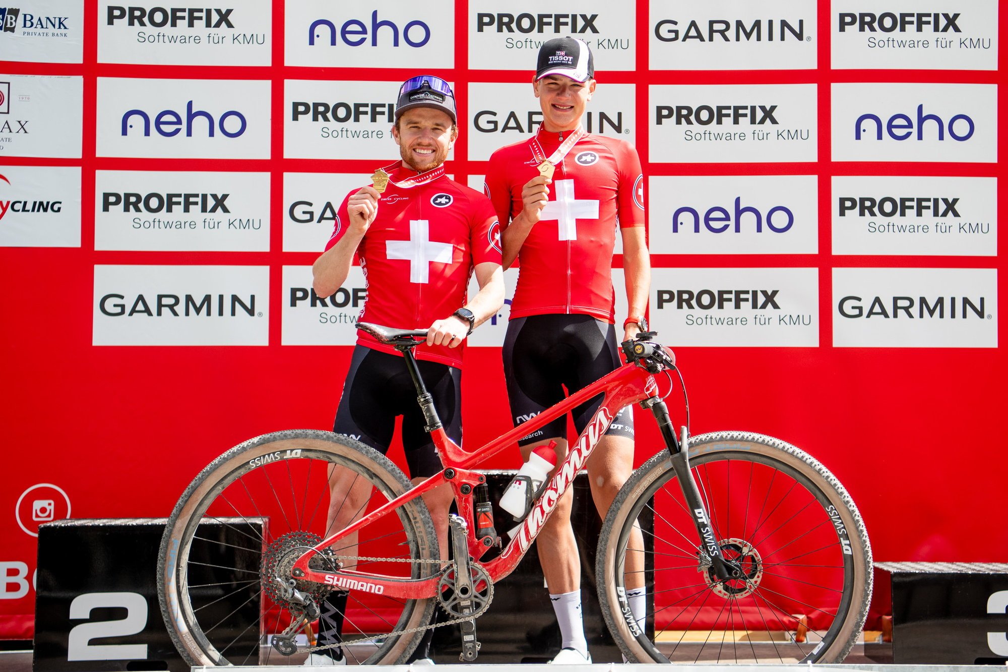 Mathias Flückiger et Alexandre Balmer (à droite), ici sur le podium de championnats de Suisse 2021, s'entendent bien.