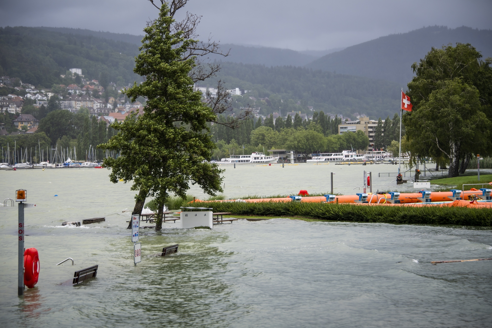 Le lac de Bienne a atteint son niveau de crue, comme ici à Nidau où un barrage mobile protège les bassins de la piscine.