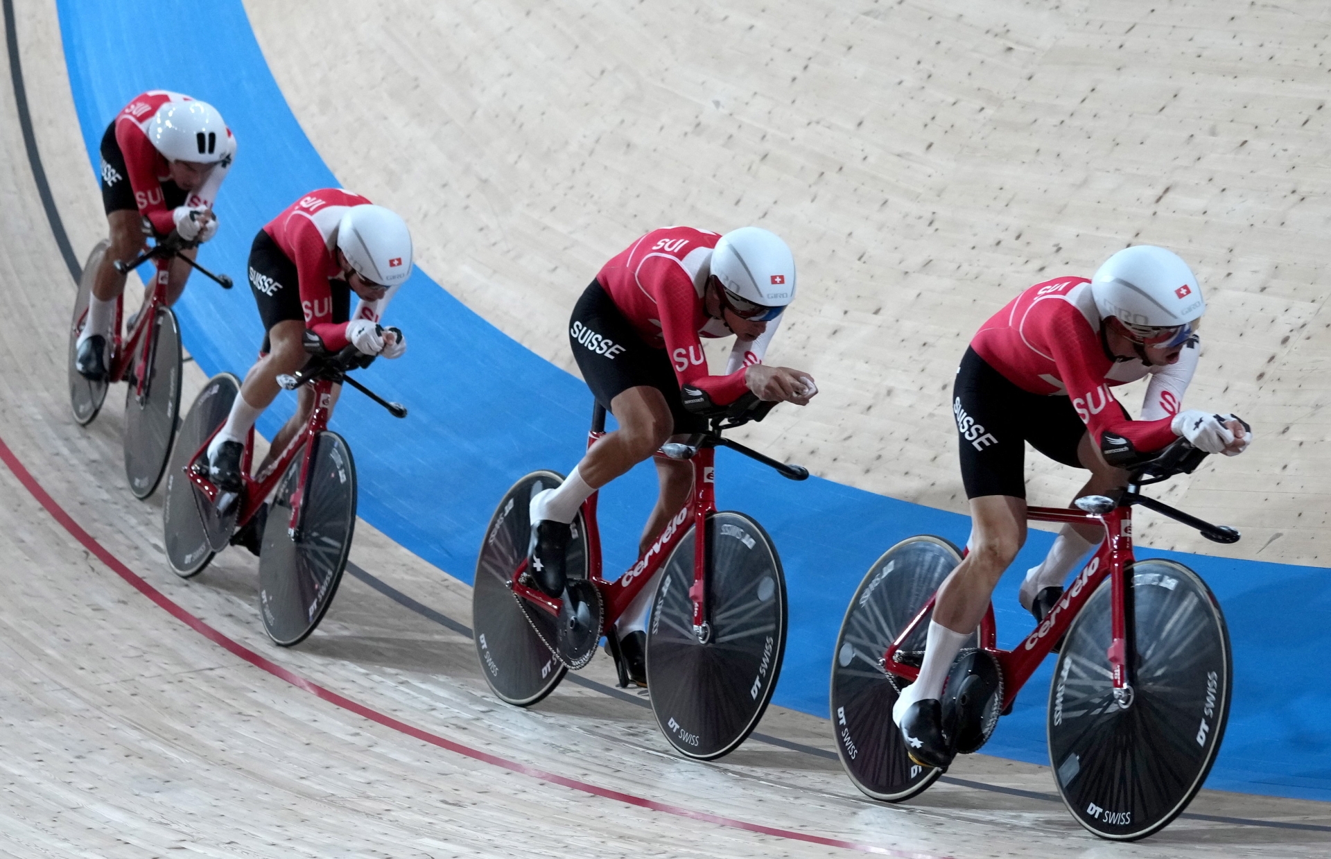 L'équipe de Suisse avec Valère Thiébaud (ici en troisième position) espère faire encore mieux mercredi sur le vélodrome d'Izu.