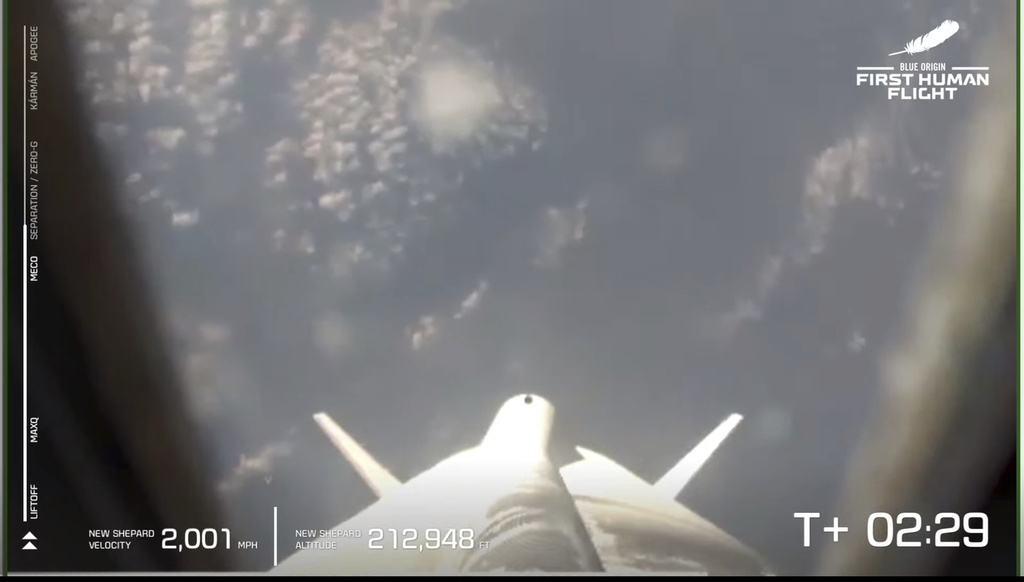 Le propulseur New Shepard, avec à son sommet une capsule transportant Jeff Bezos et trois autres passagers, s'est envolé de la base spatiale de la compagnie dans le désert du Texas à 8h11 locales.