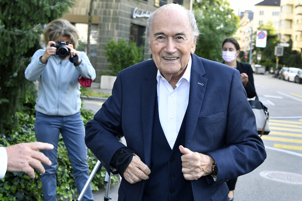 L'ancien président de la FIFA Sepp Blatter en chemin pour son audition au bureau du procureur fédéral à Zurich.