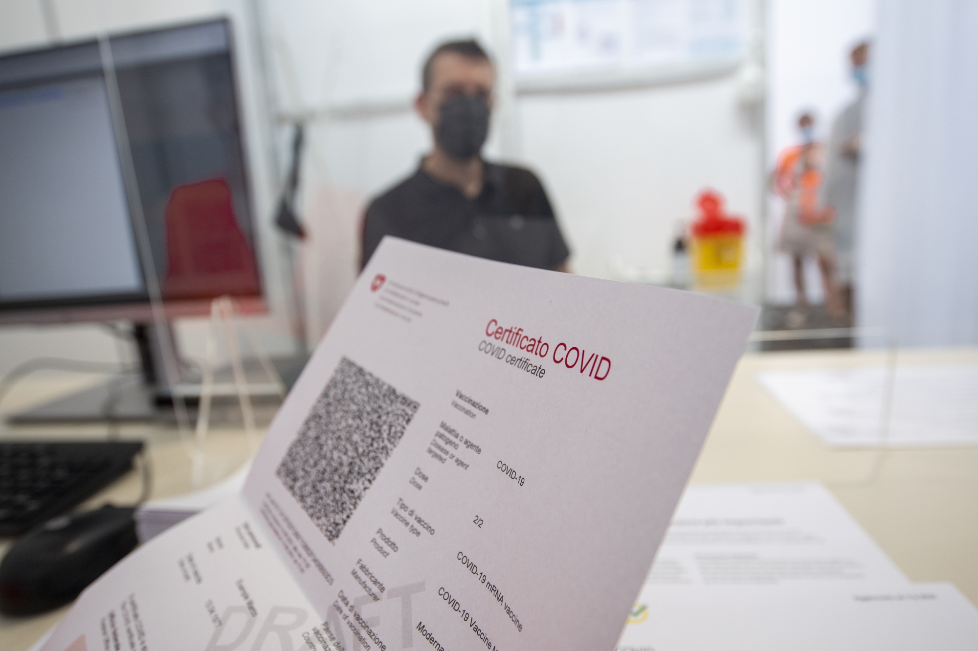 Ein Covid-Zertifikat Schweiz aufgenommen am Dienstag, 15. Juni 2021 in Giubiasco. Das Covid-Zertifikat enthaelt neben Name, Vorname, Geburtsdatum und einer Zertifikatsnummer auch die Angaben zur Covid-19-Impfung, zur Genesung oder zum negativen PCR-Test- bzw. Antigen-Schnelltest-Resultat. Der im Covid-Zertifikat angezeigte QR-Code soll das Zertifikat dank einer elektronischen Signatur der Schweizerischen Eidgenossenschaft faelschungssicher machen und die Echtheit des Covid-Zertifikats garantieren. (KEYSTONE/Ti-Press/Pablo Gianinazzi)