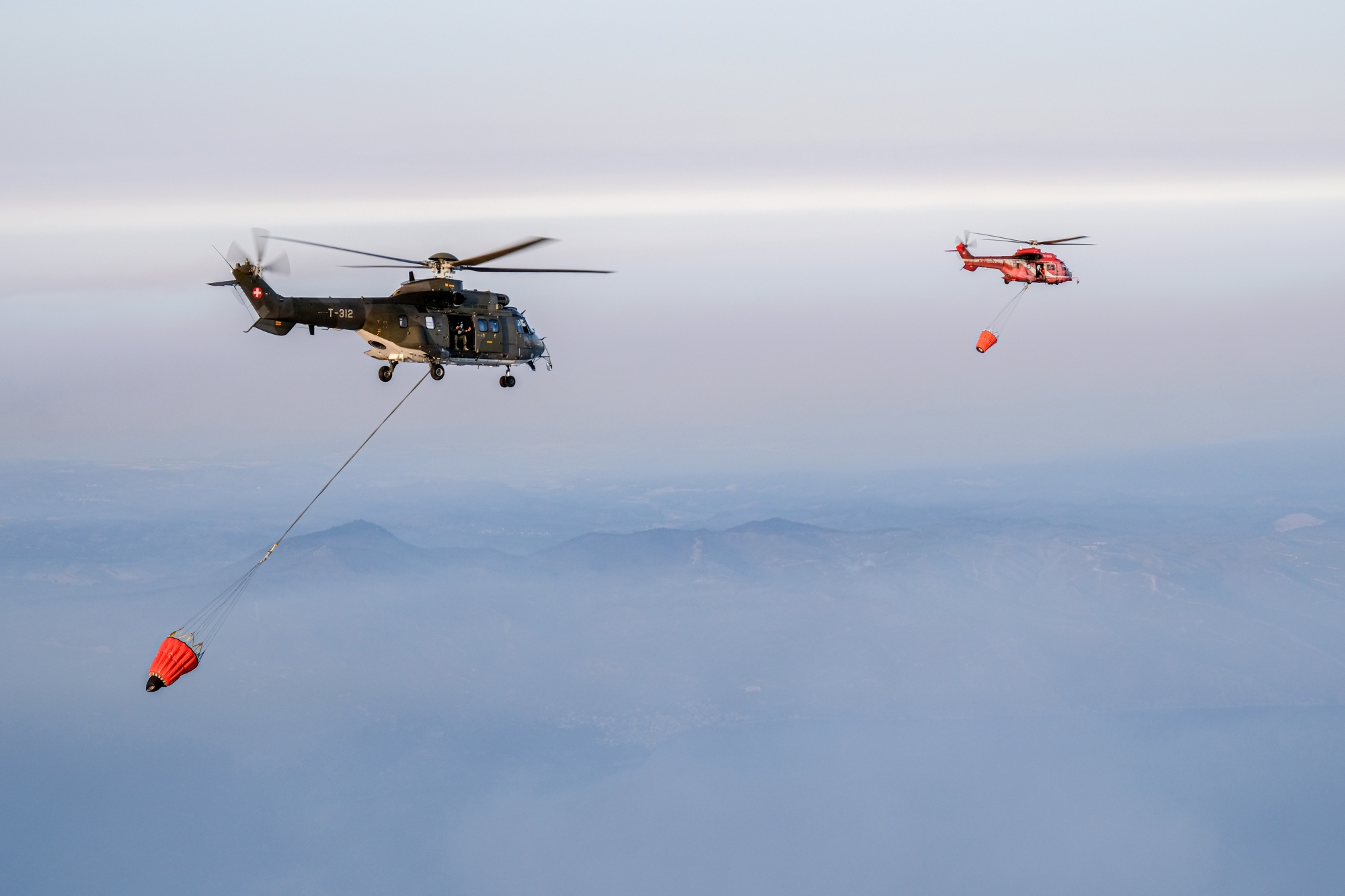 Formationsflug des Schweizer Super Puma im Verbund mit dem Hellikopter der griechischen Kollegen.