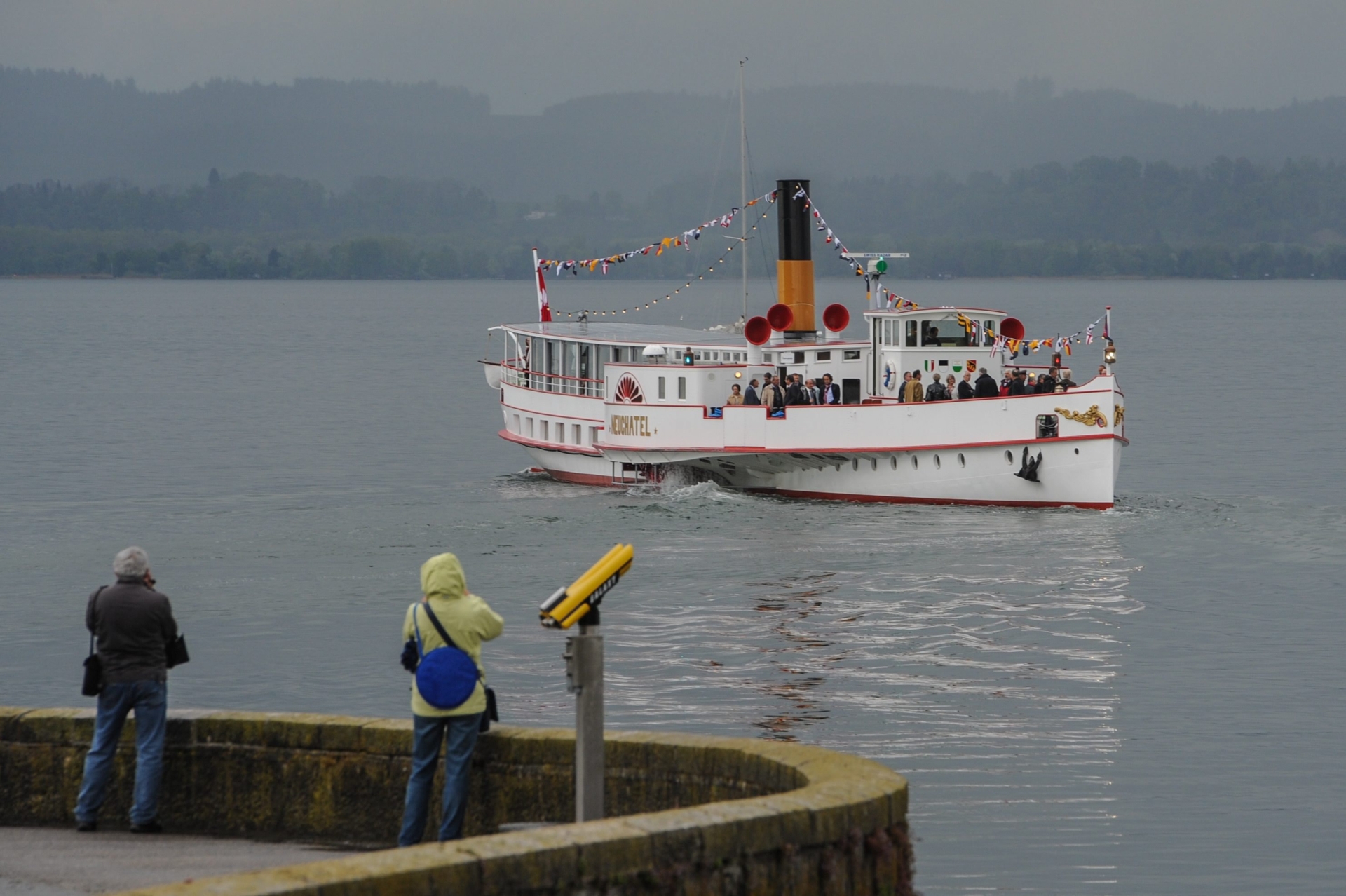 Les bateaux pourront à nouveau voguer de nuit sur les lacs de Neuchâtel et de Morat.