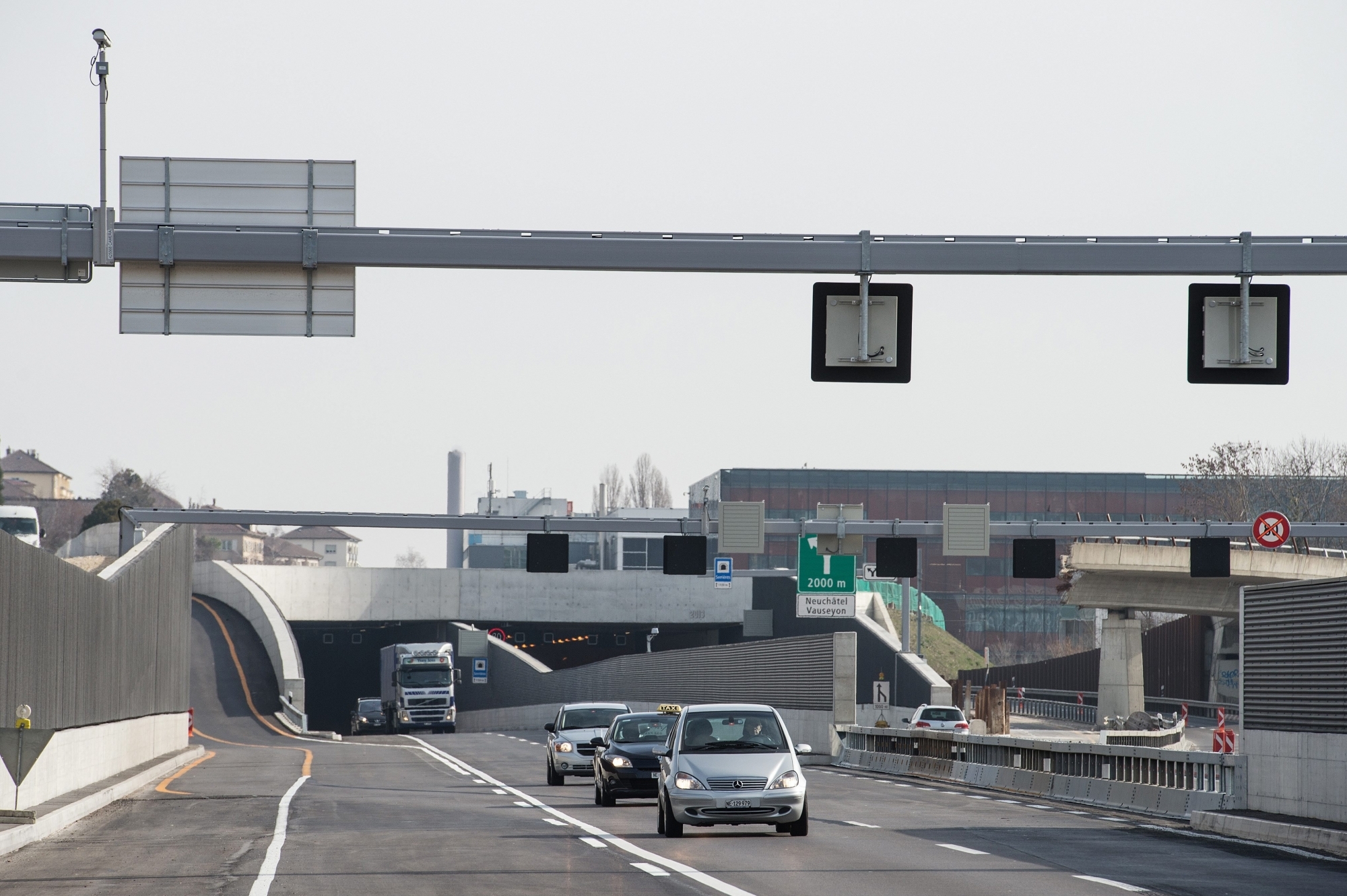 Le véhicule a touché le trottoir de service à l'entrée du tunnel de Serrières, chaussée Lausanne.