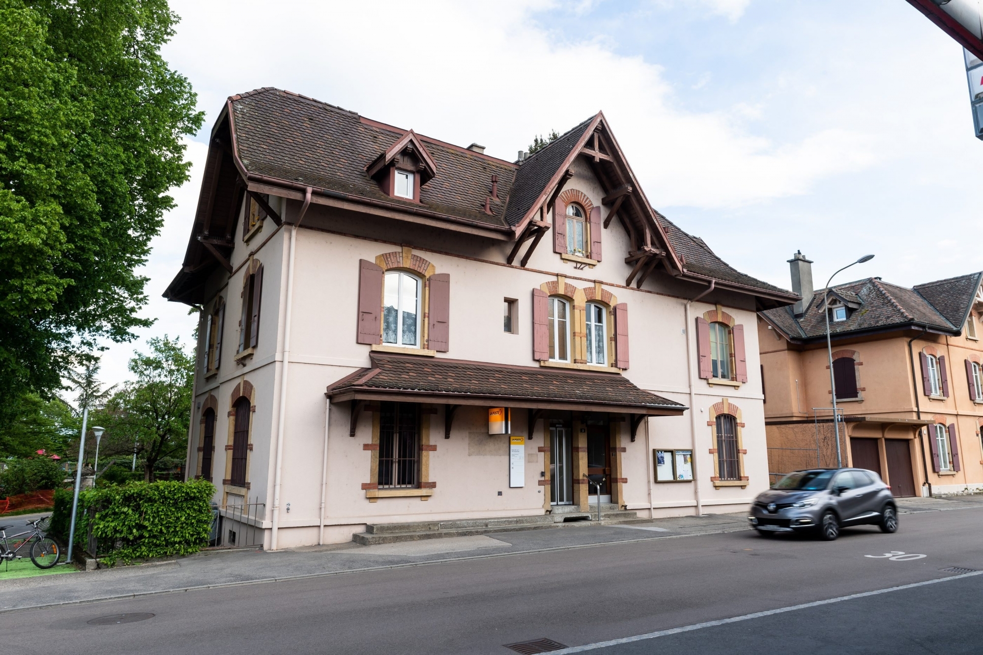 Le bâtiment de la rue du Lac, à Auvernier, ici encore muni de son enseigne aux couleurs de la Poste.