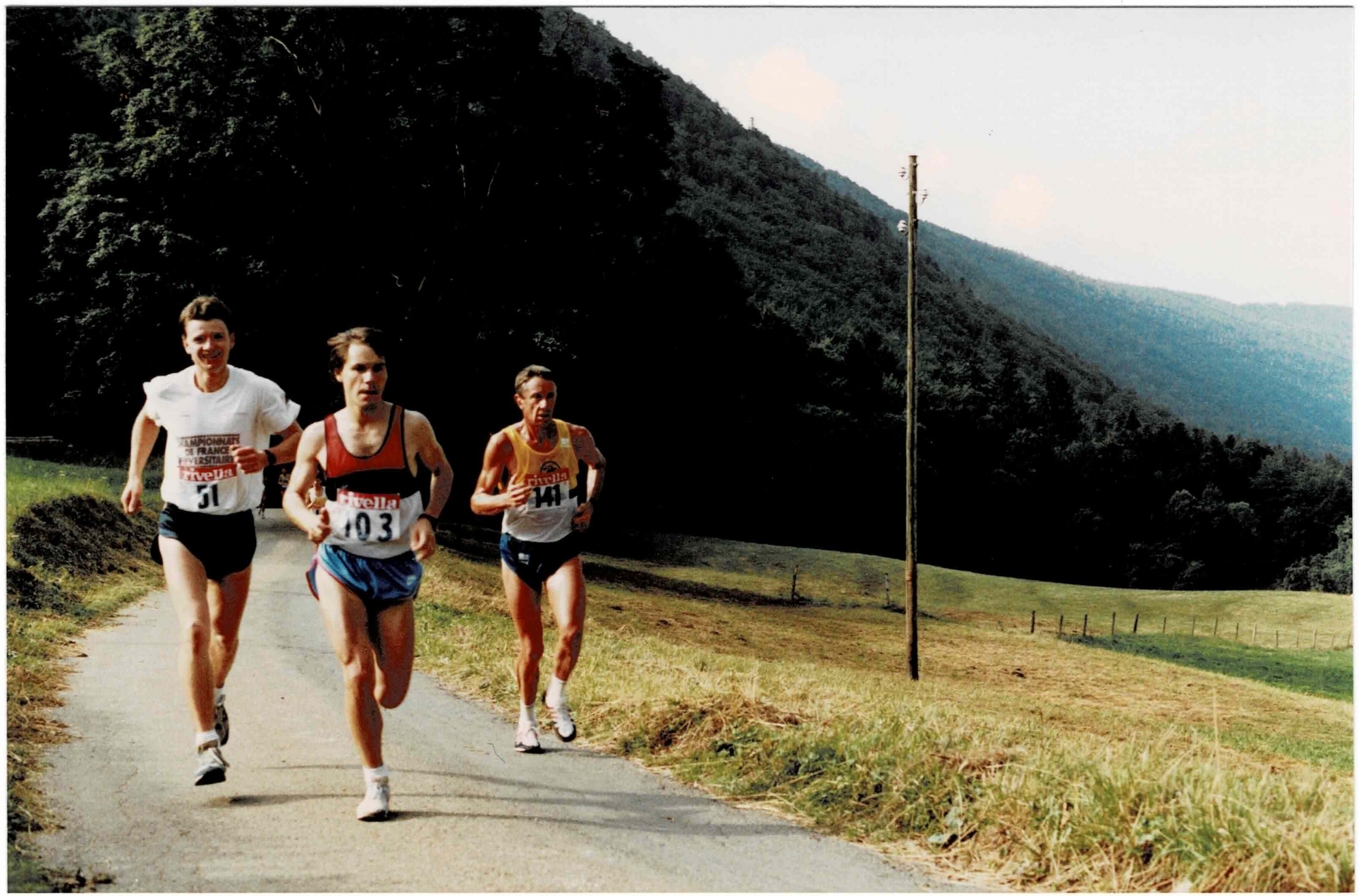 Passage de Didier Fatton (dossard 51), Jean-Blaise Montandon (103) et Daniel Siegenthaler (141) au pied de Clémesin lors de l'édition 1988 du Chaumont - Chasseral - Chaumont.
