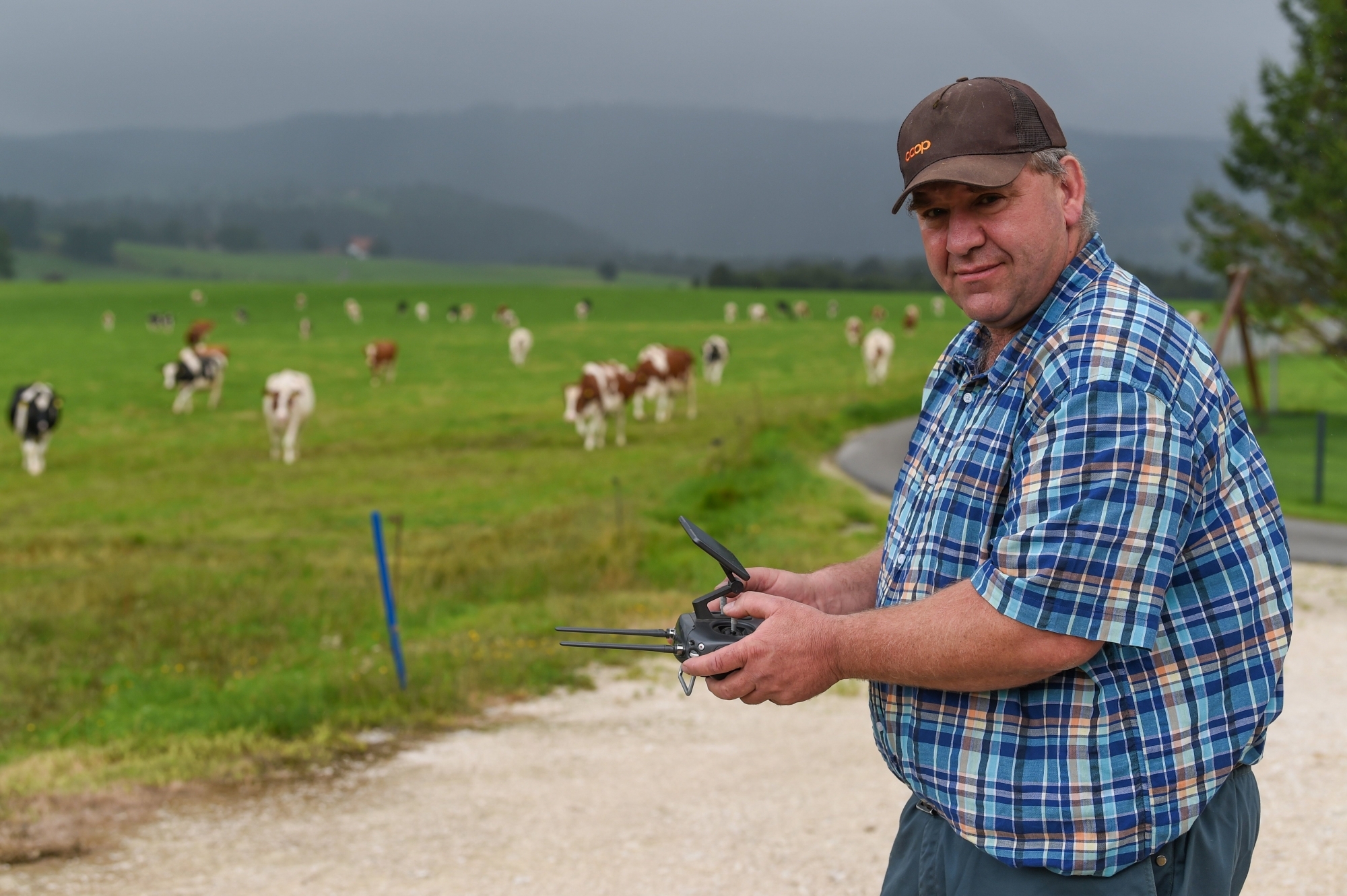 Dans la vallée des Ponts-de-Martel, c'est à l'aide d'un drone que l'agriculteur Nicolas Jeanneret ramène le bétail au bercail.