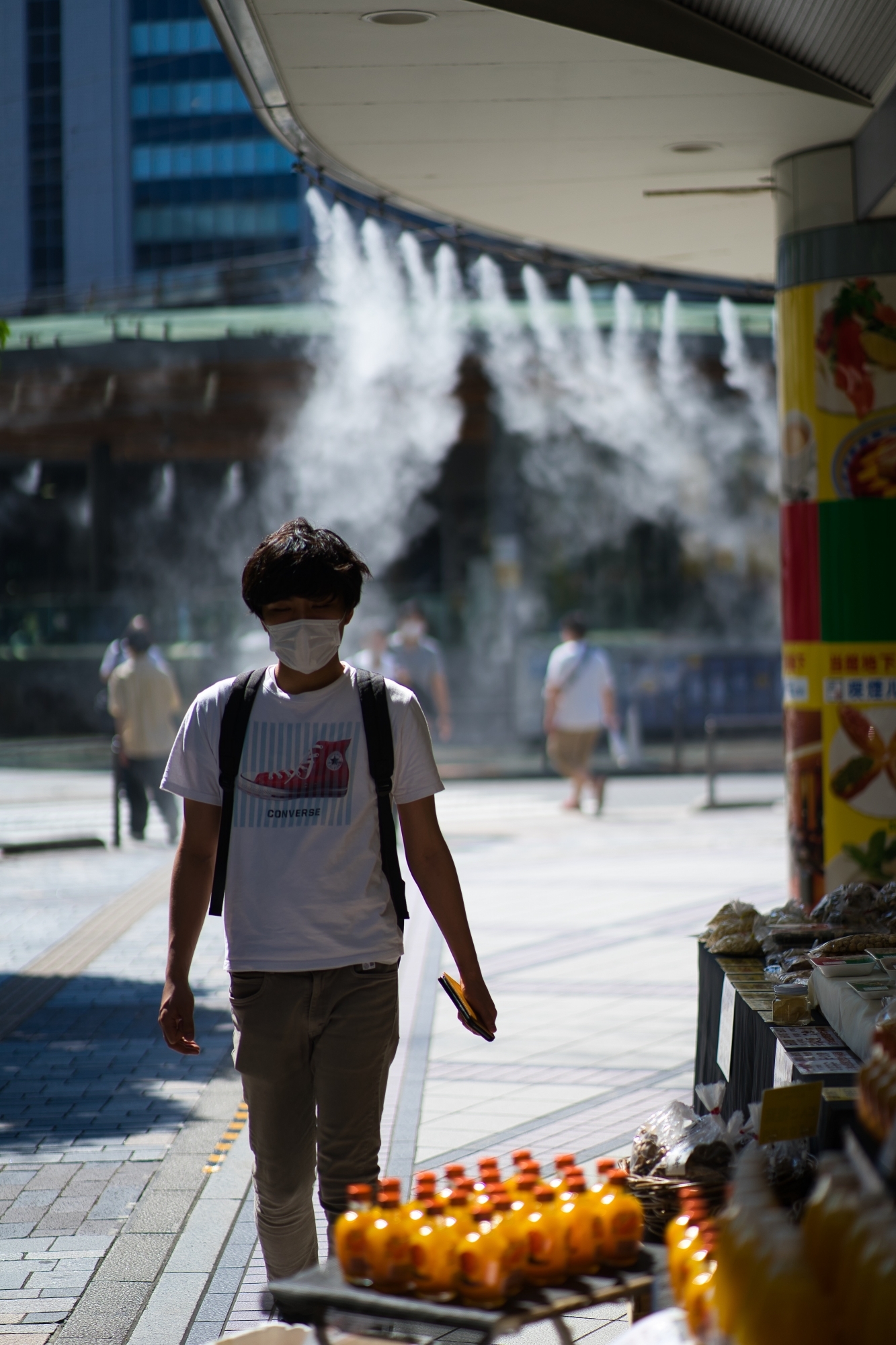 L'été à Tokyo, des brumisateurs placés dans les rues rafraîchissent la population.