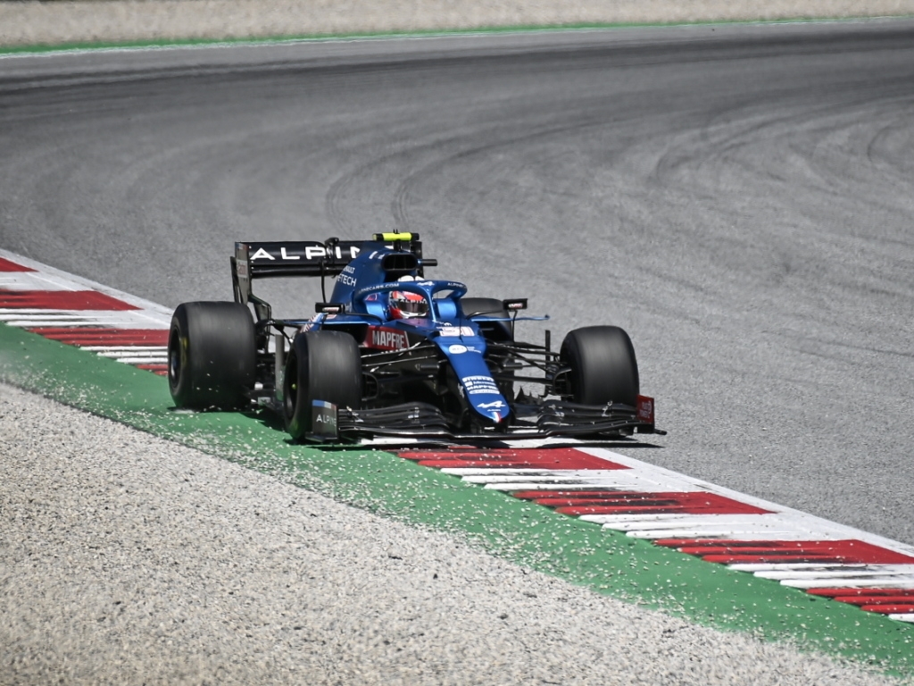 Ocon a pris la tête devant Vettel et n'a pas commis la moindre erreur. Il a résisté à la pression mise par l'Allemand. Le Français peut cependant dire un grand merci à son coéquipier Fernando Alonso (5e).