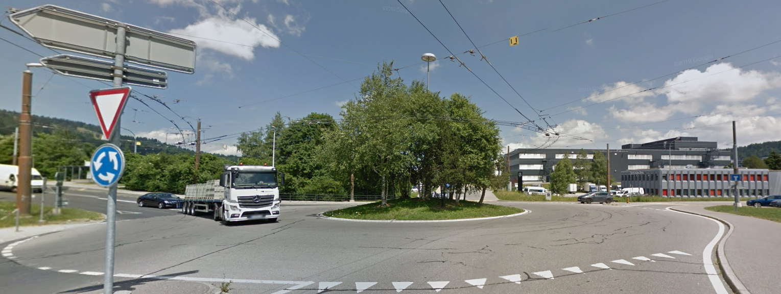 Un conducteur a heurté une automobiliste arrêtée devant un passage piéton à La Chaux-de-Fonds.