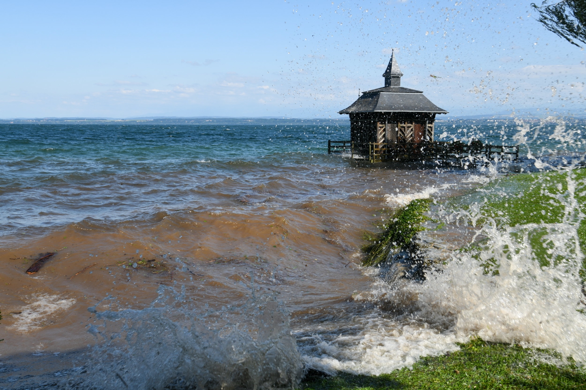 A Gorgier, le lac de Neuchâtel et ses vagues atteignent des hauteurs qui n'avaient pas été constatées depuis bien longtemps.