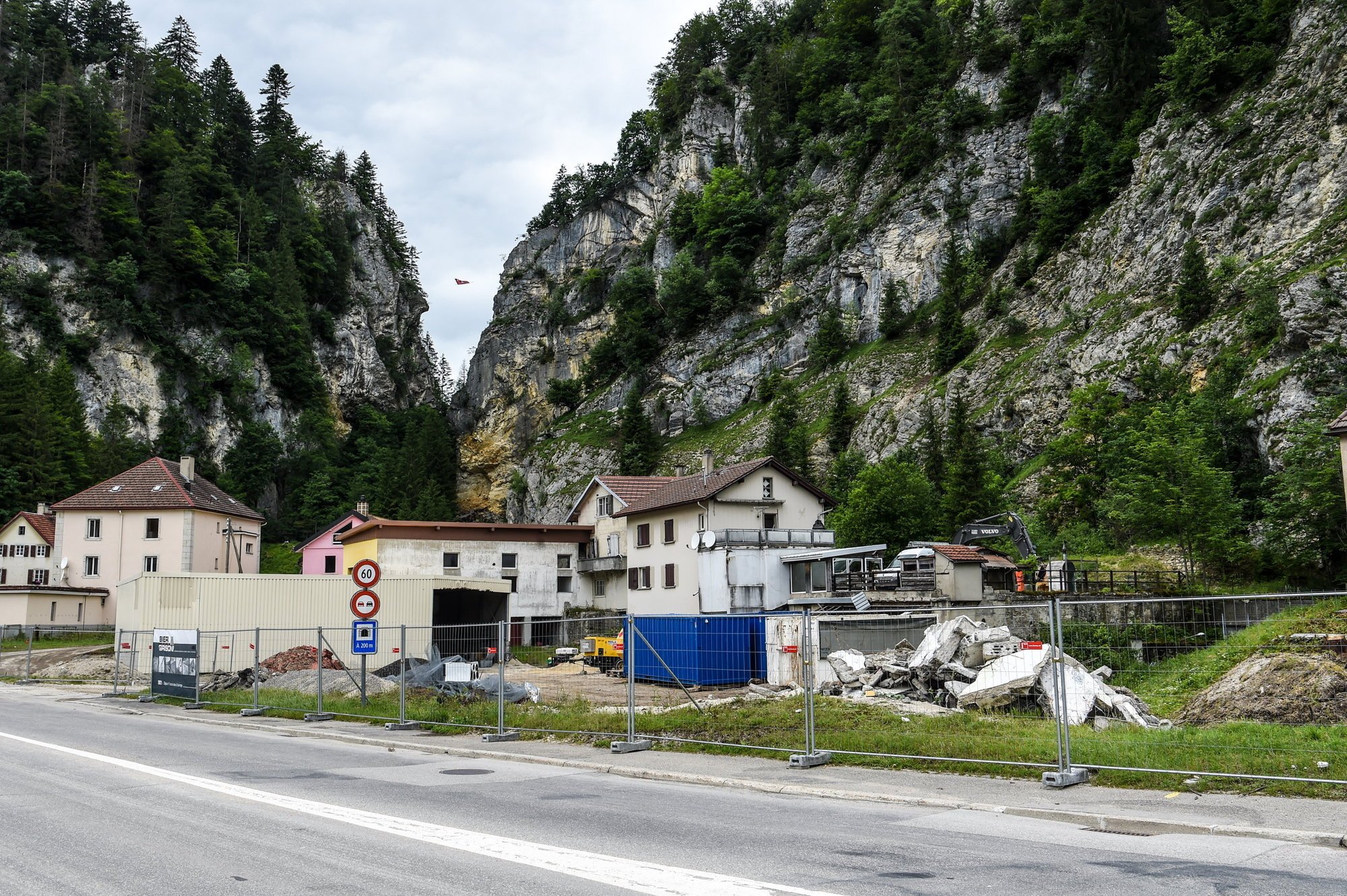 Les démolitions ont débuté au Col-des-Roches pour le futur tunnel de contournement.