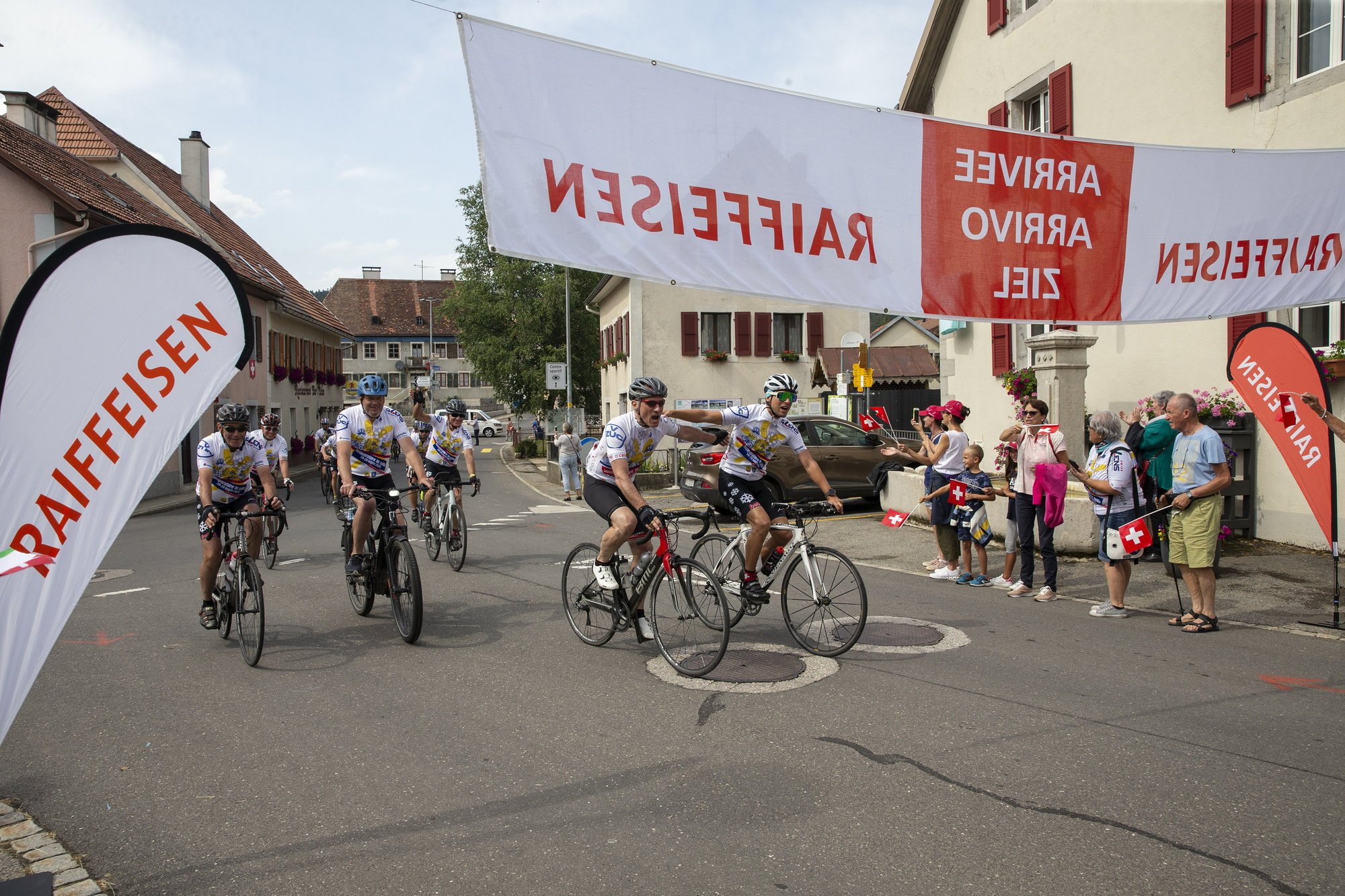 Ils sont arrivés! Les cinquante cyclistes ont accompli leur défi climato-sportif et caritatif en reliant en cinq jours Grono, commune la plus chaude de Suisse, à La Brévine, notre Sibérie officielle.